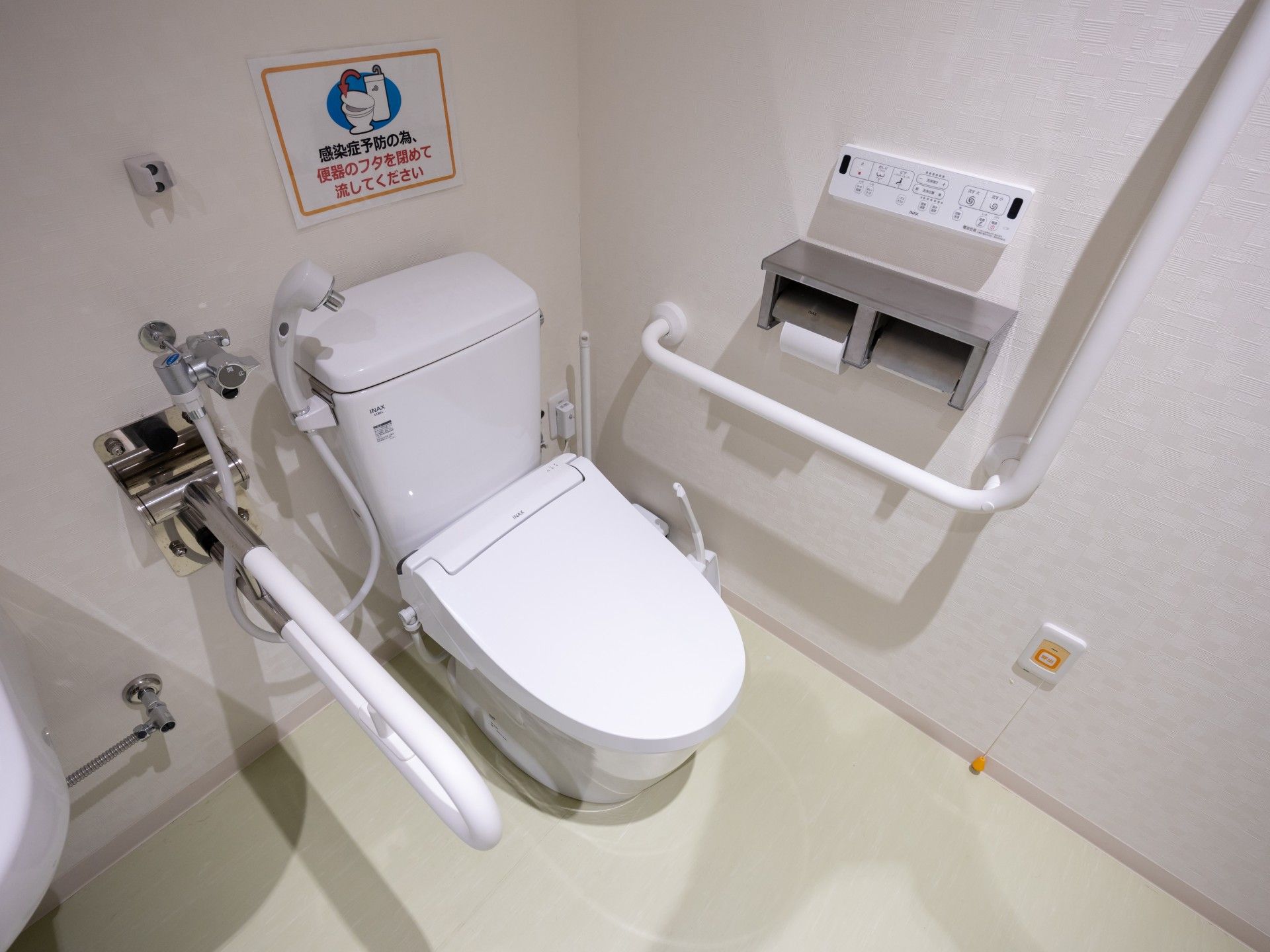 手すり付きのトイレ