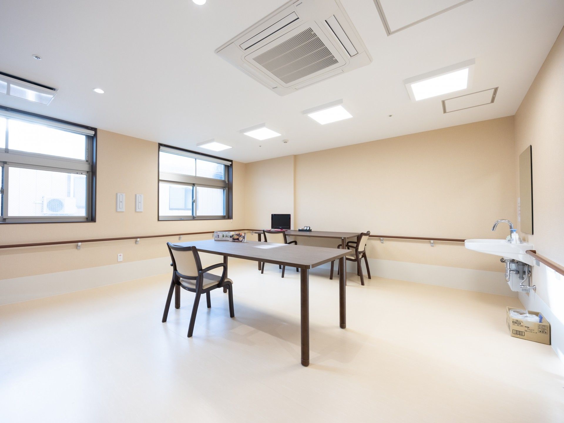 明るい室内のテーブル