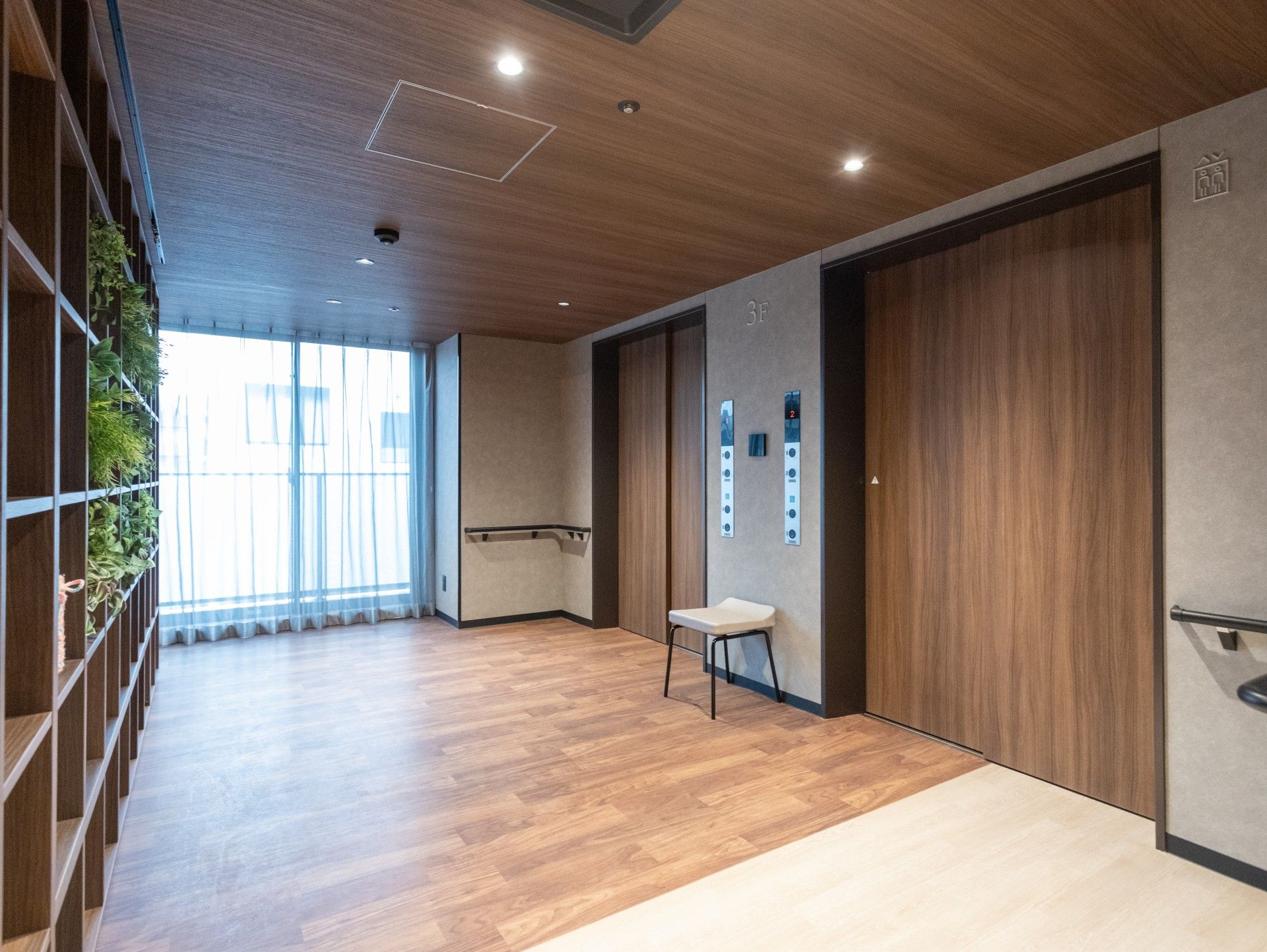 エレベーター前の廊下