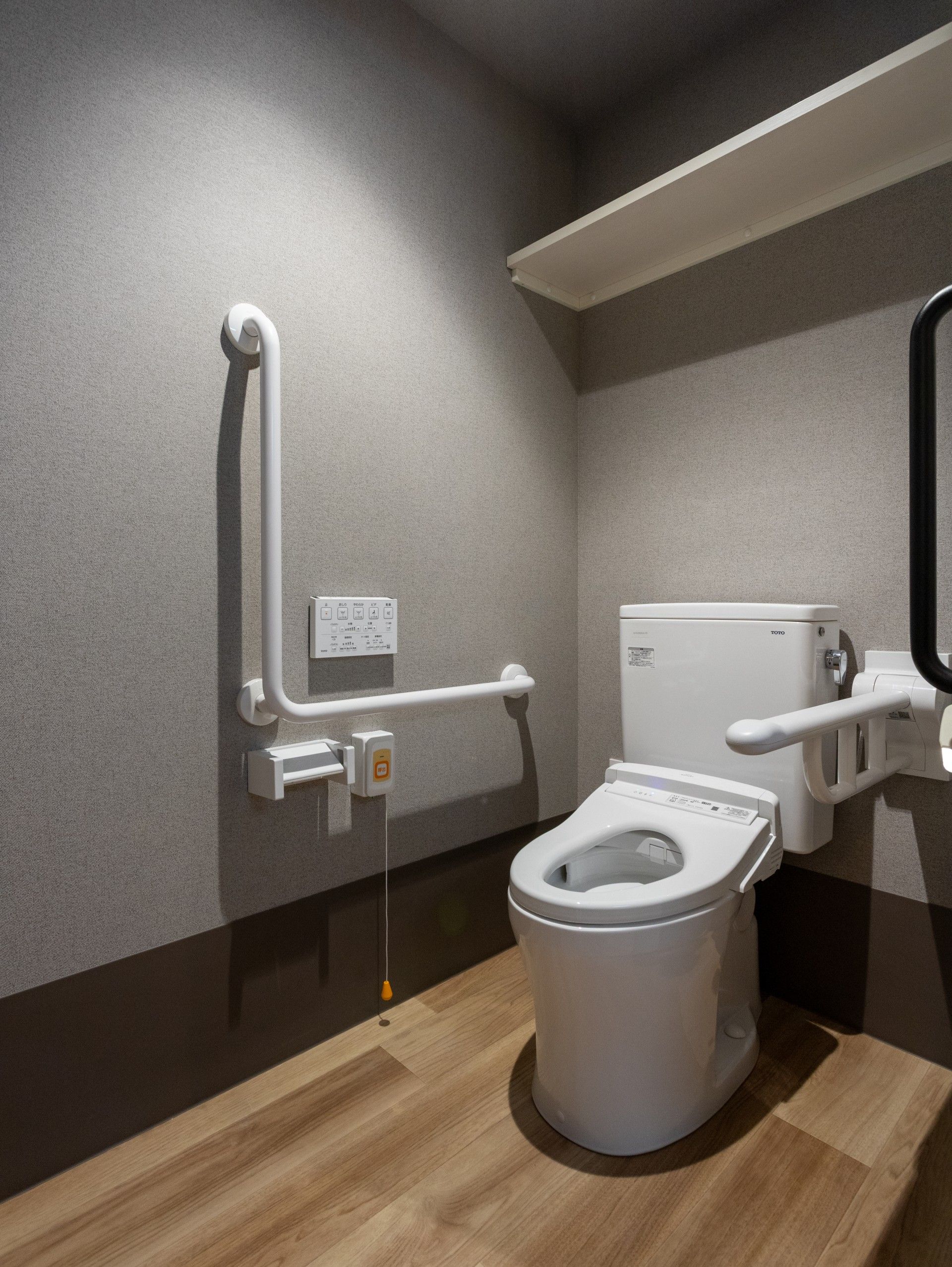 手すり付きのトイレ