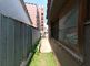 静かな屋外の通路