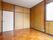 木目調の落ち着いた部屋