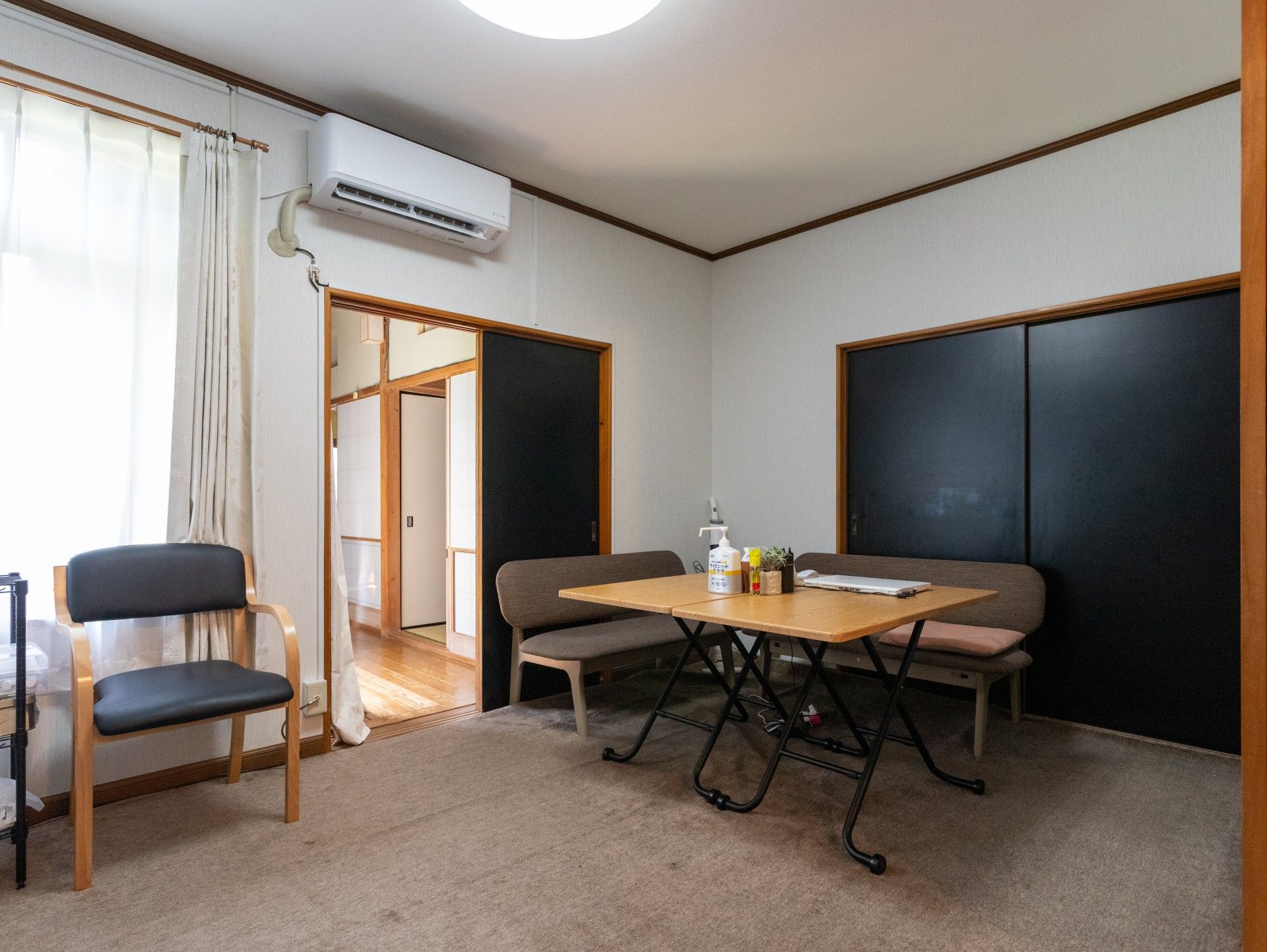落ち着いた雰囲気の部屋