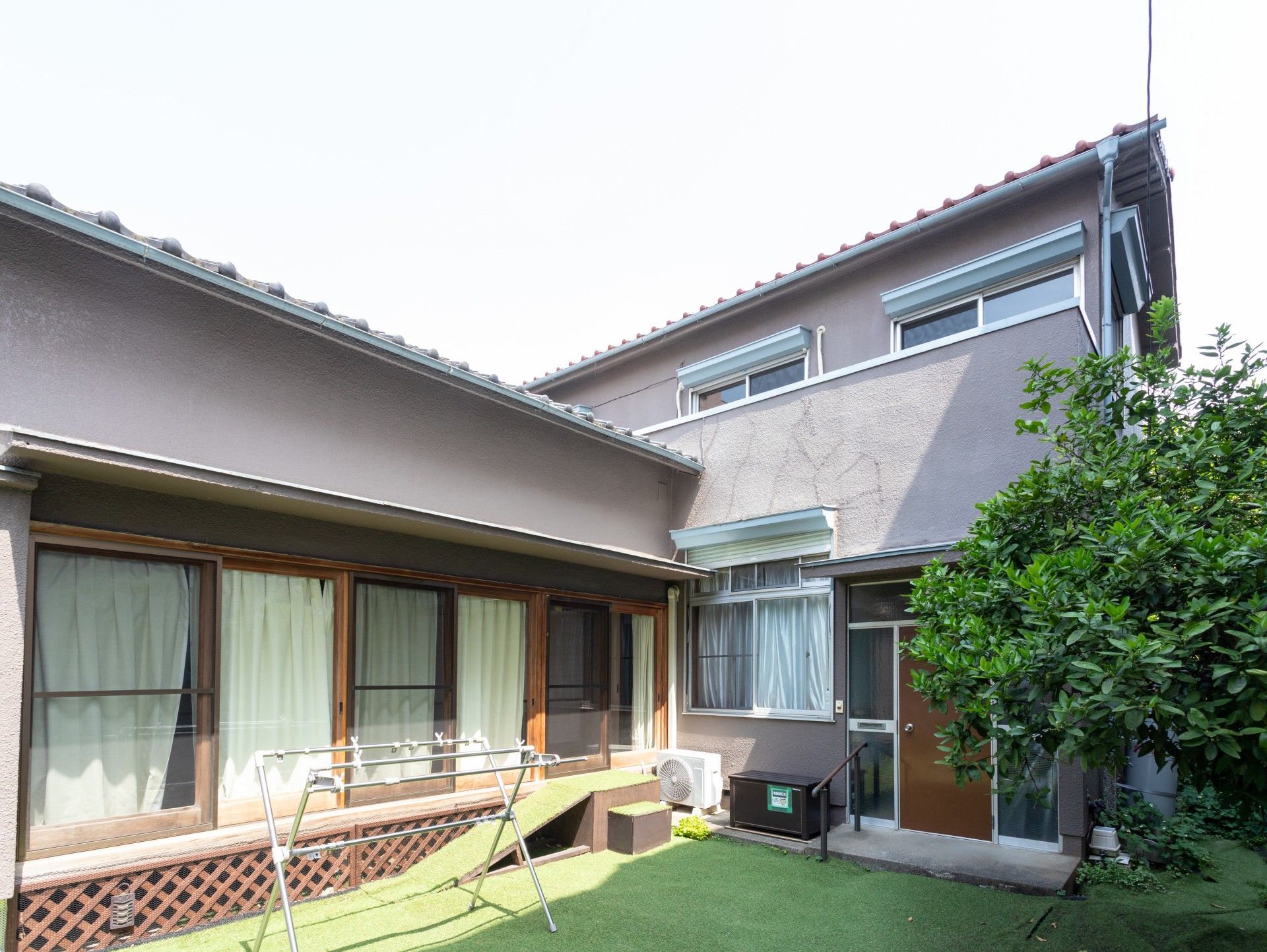 庭に面した建物の外観