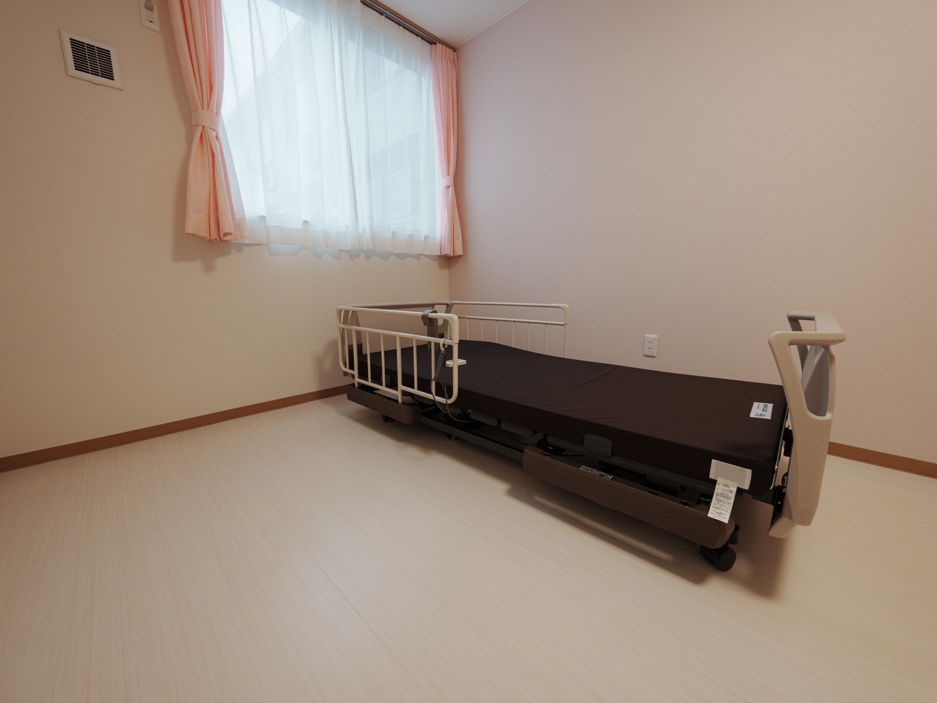 ベッドのある静かな部屋