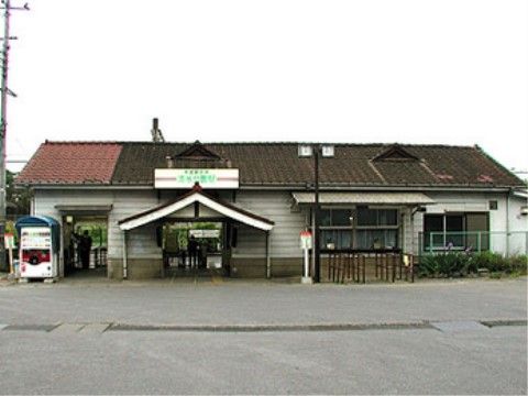 施設の近くには電車が通っており駅もある。ご家族などが遠方から来る際にも電車を利用できるので、非常に便利である。