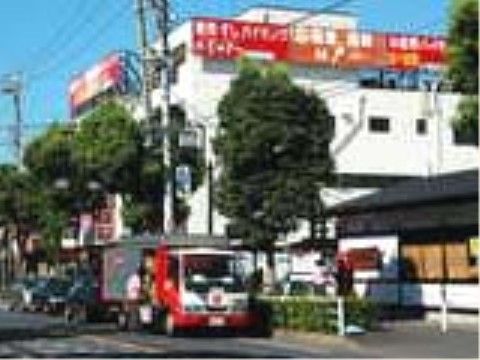 施設のすぐそばには商店街もあり、多くの買い物客で賑わいをみせている。日用品の買い物がここで済ませられるので便利。