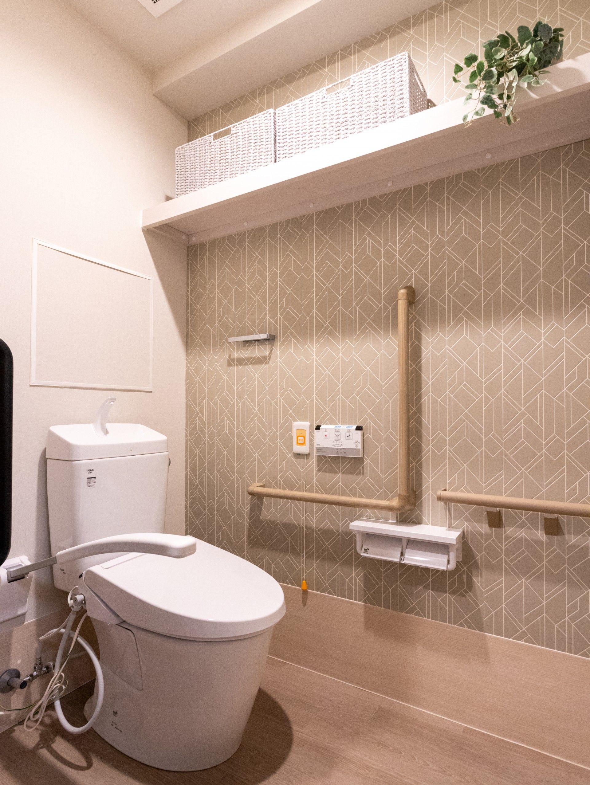 手すり付きのトイレ