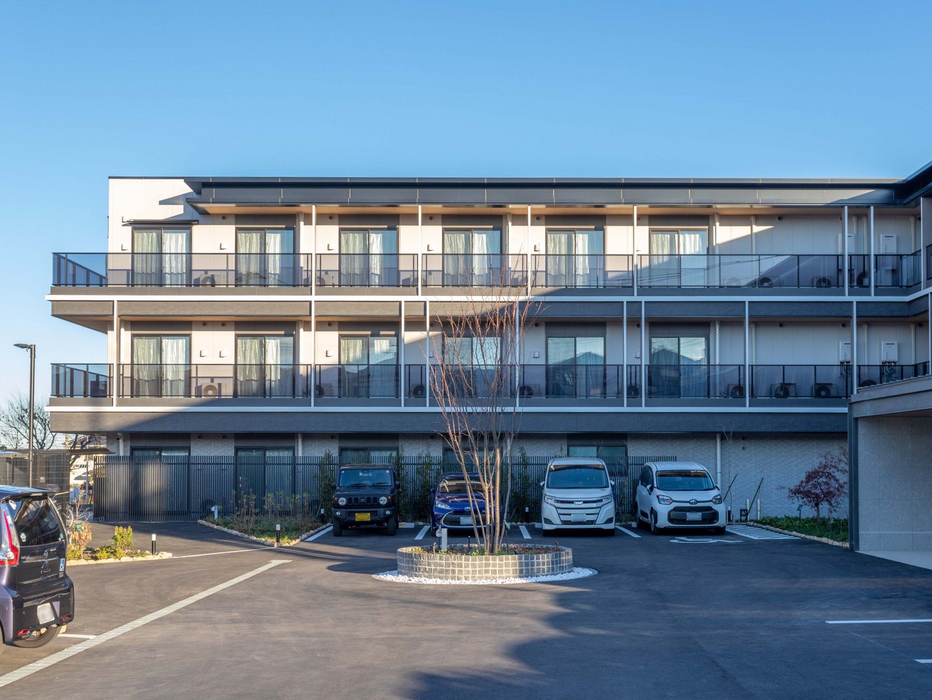 駐車場のある建物外観