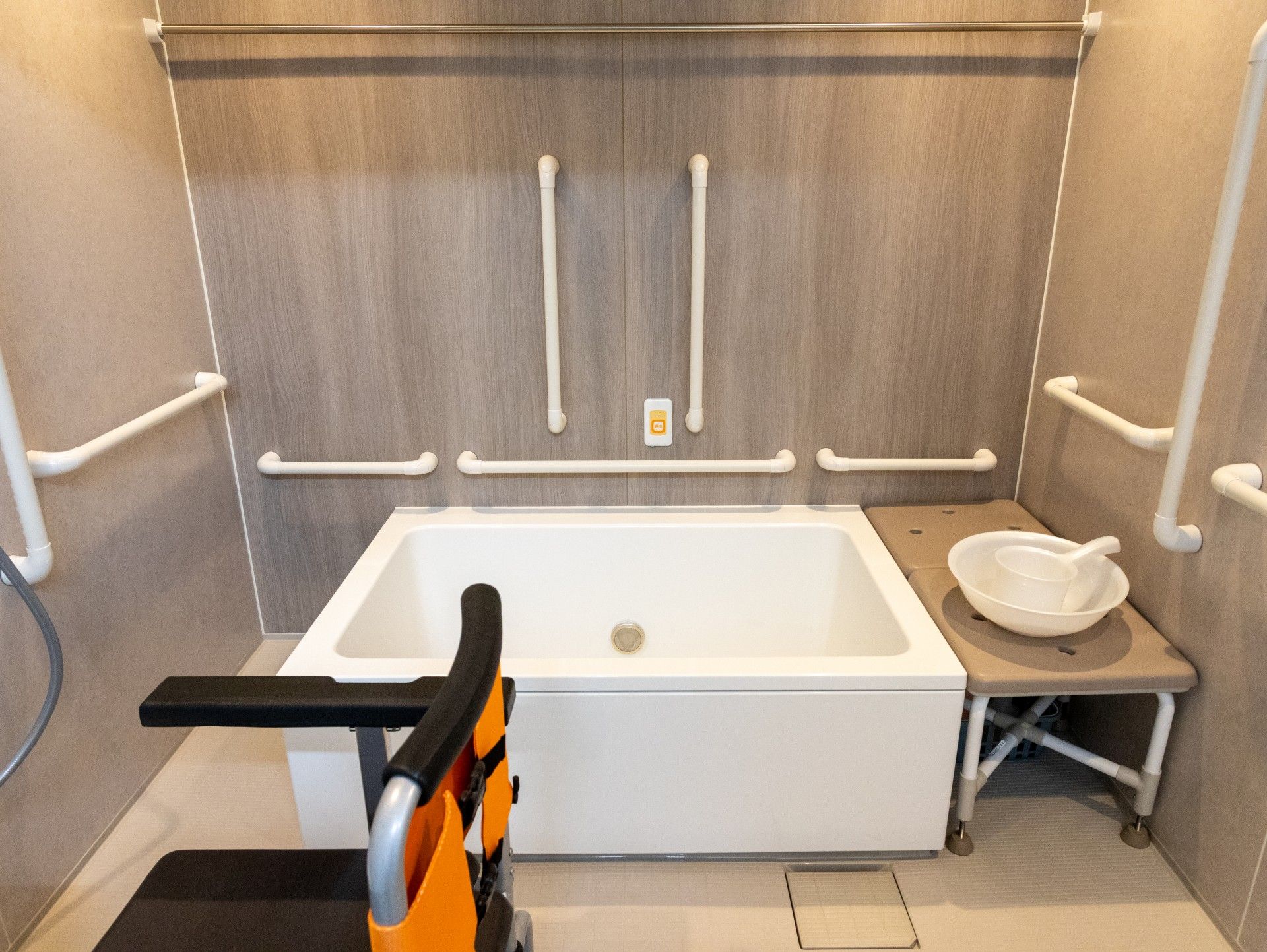 手すり付きの浴室