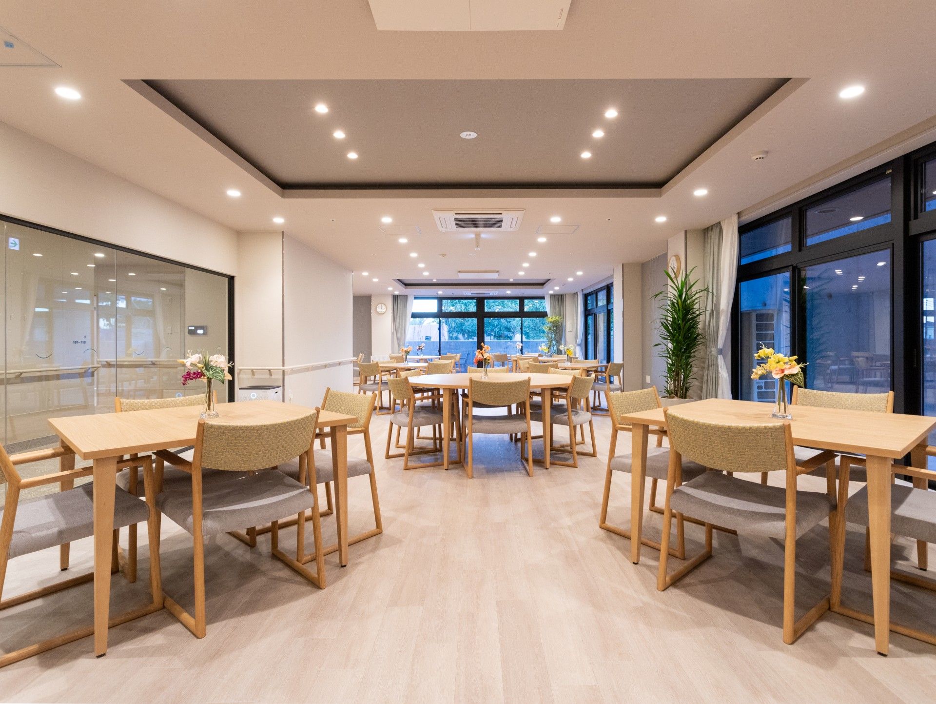 明るい食事スペース