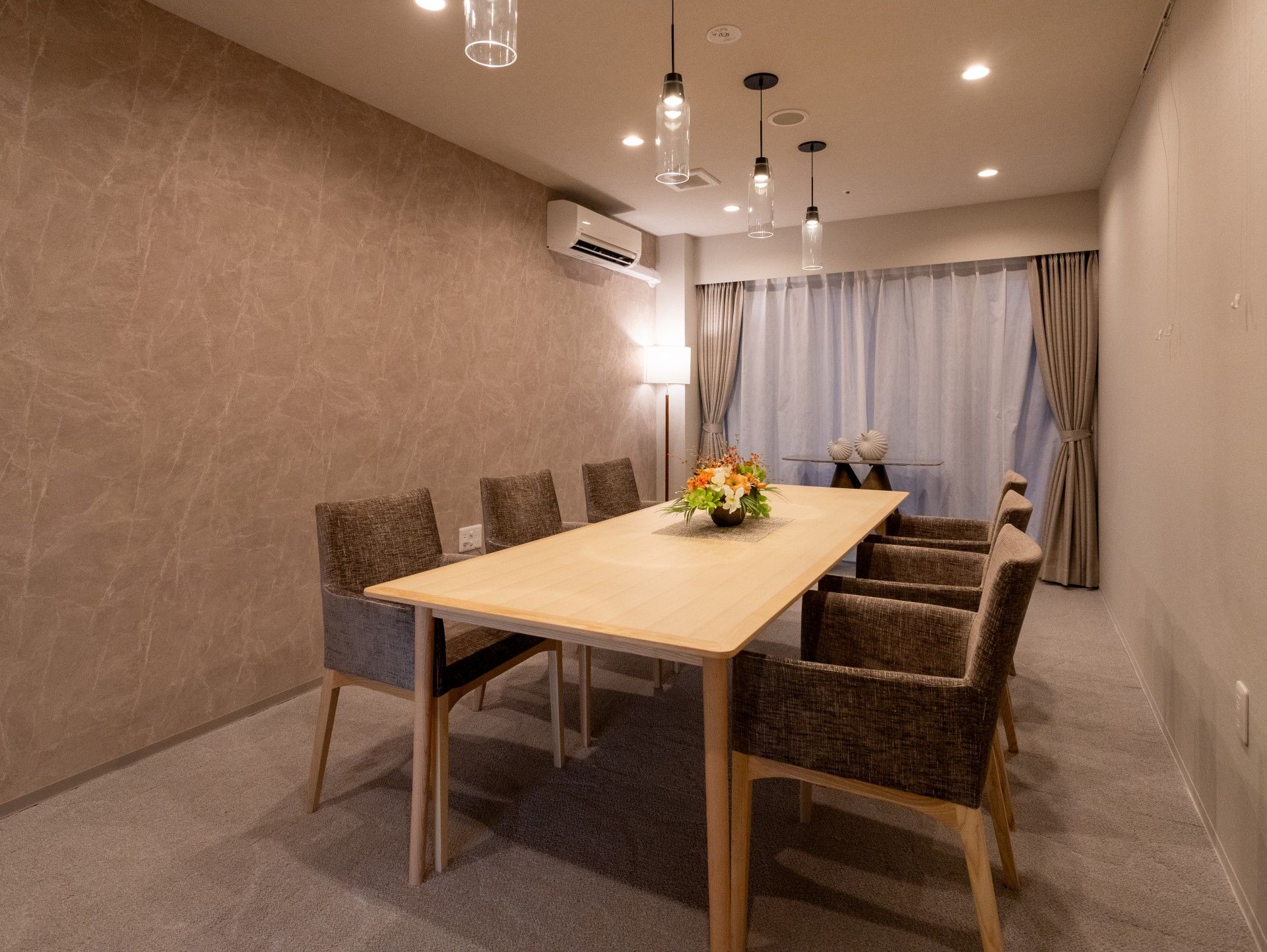 落ち着いた雰囲気の会議室