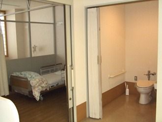 ベッドとトイレの部屋
