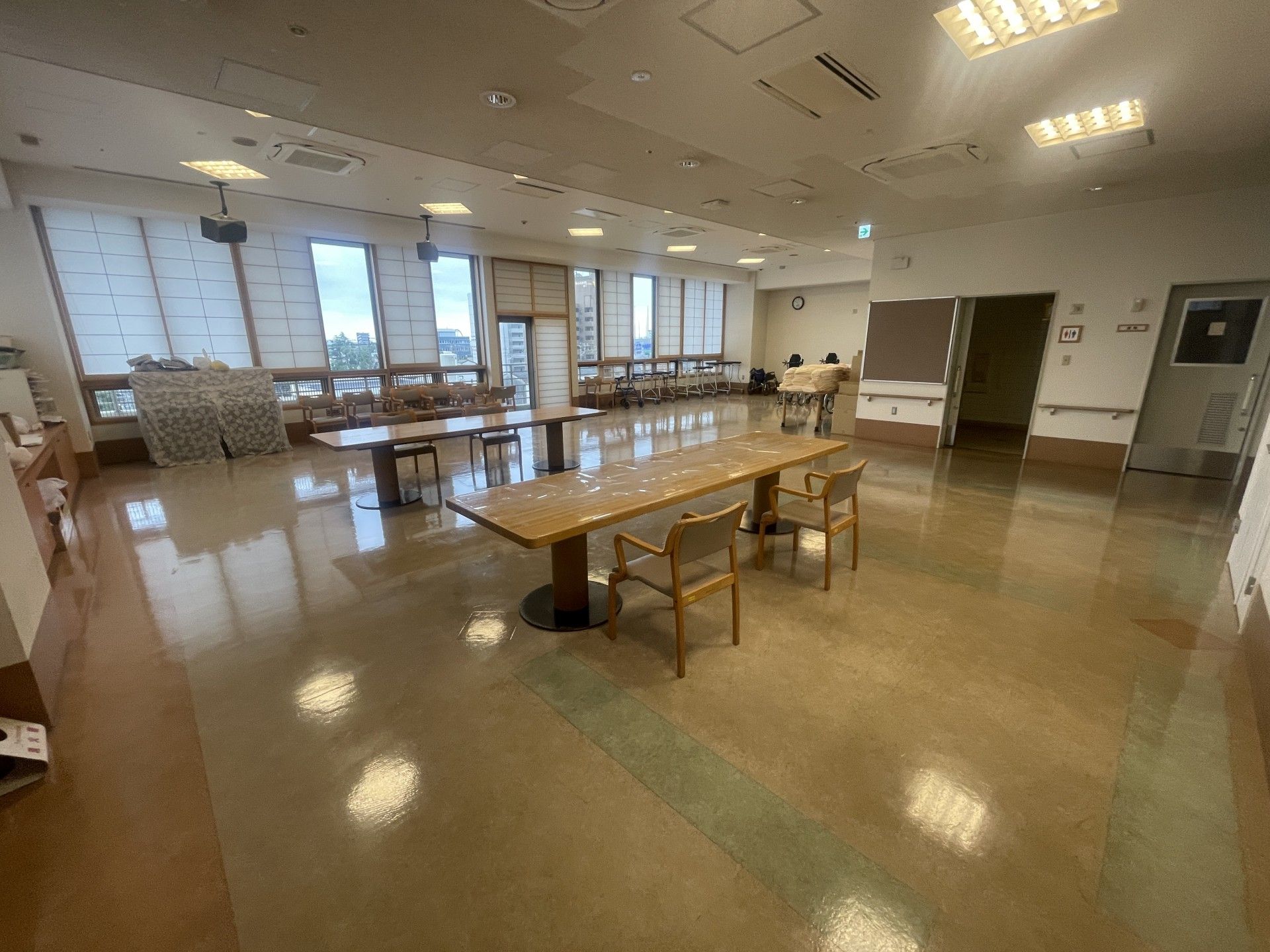 広いテーブルのある部屋