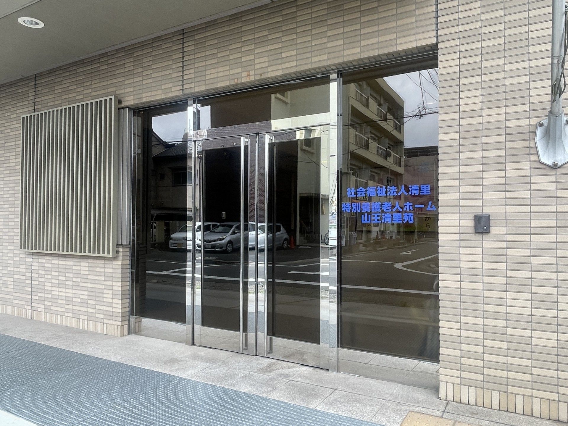 ガラス扉のエントランス