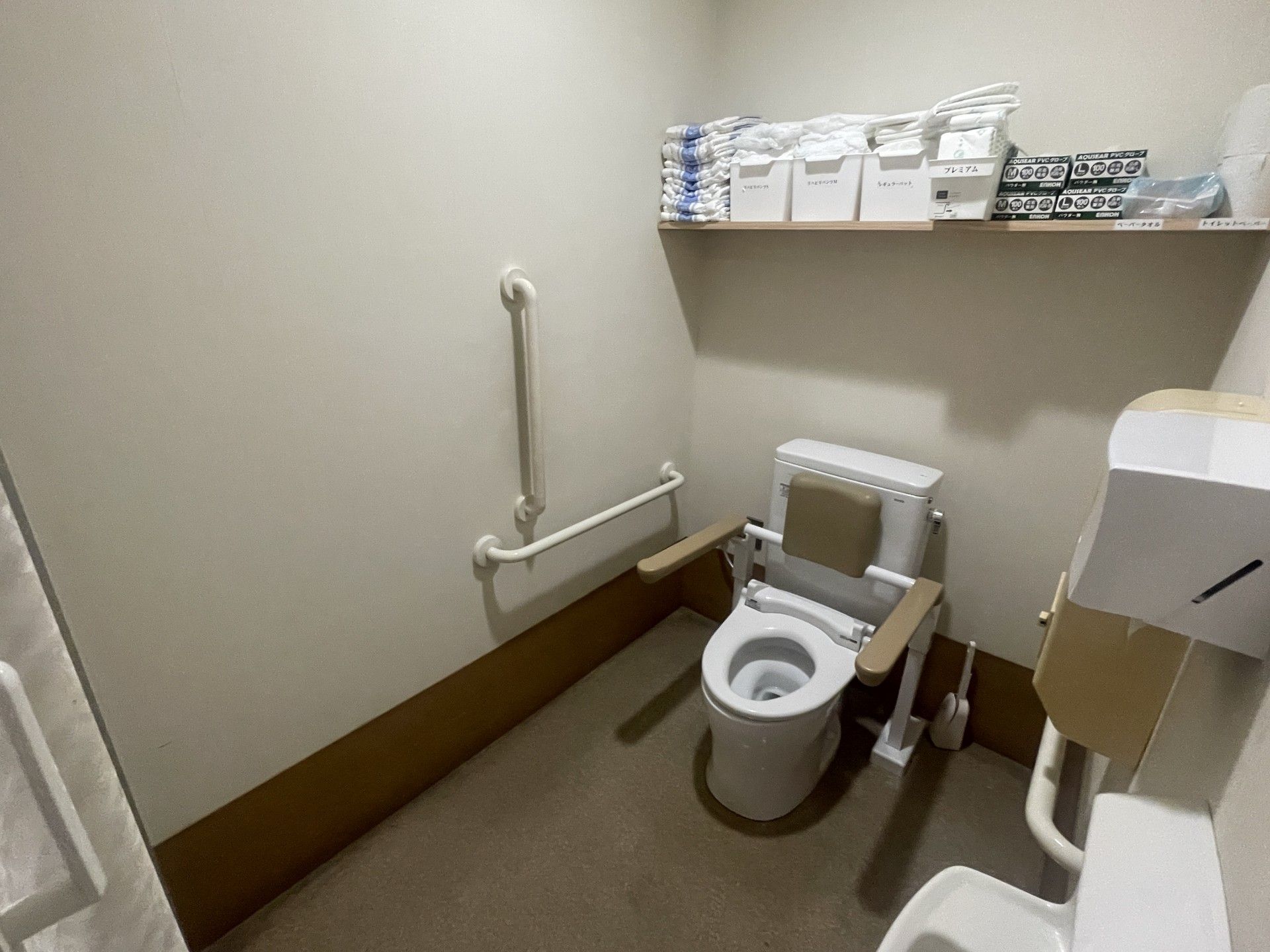 手すり付きのトイレ