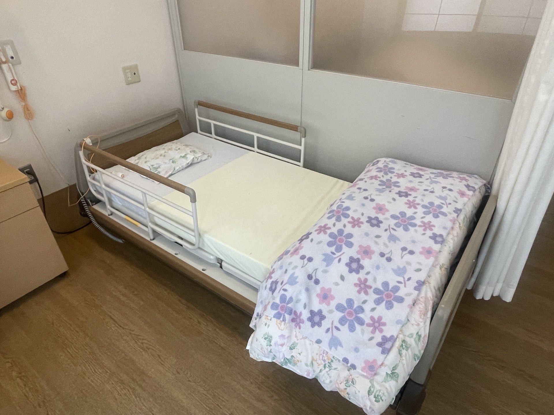 ベッドとカーテンの部屋