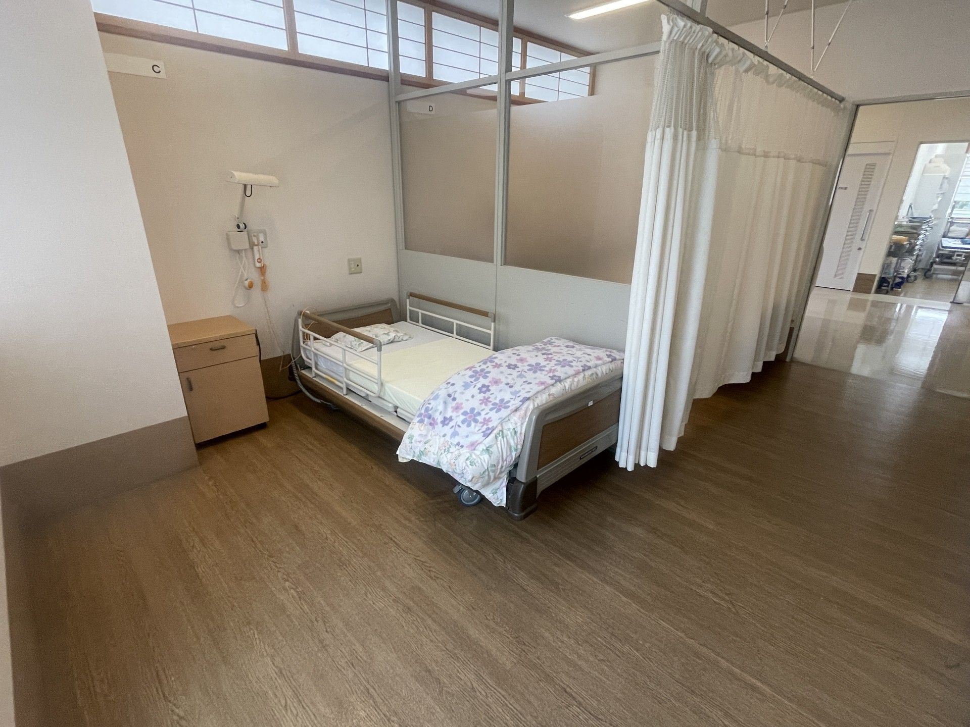 カーテンで仕切られたベッド