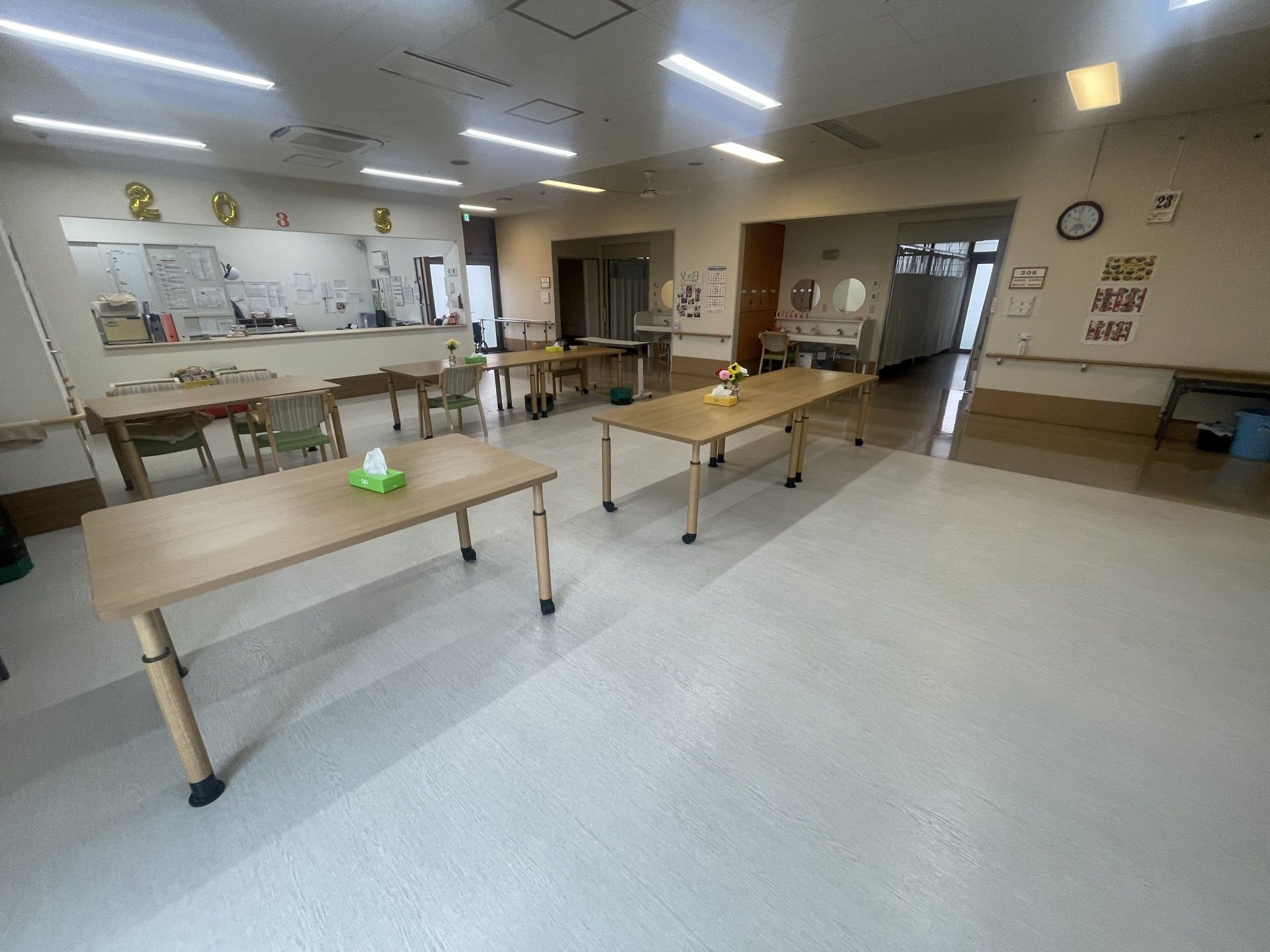 広いテーブルのある部屋