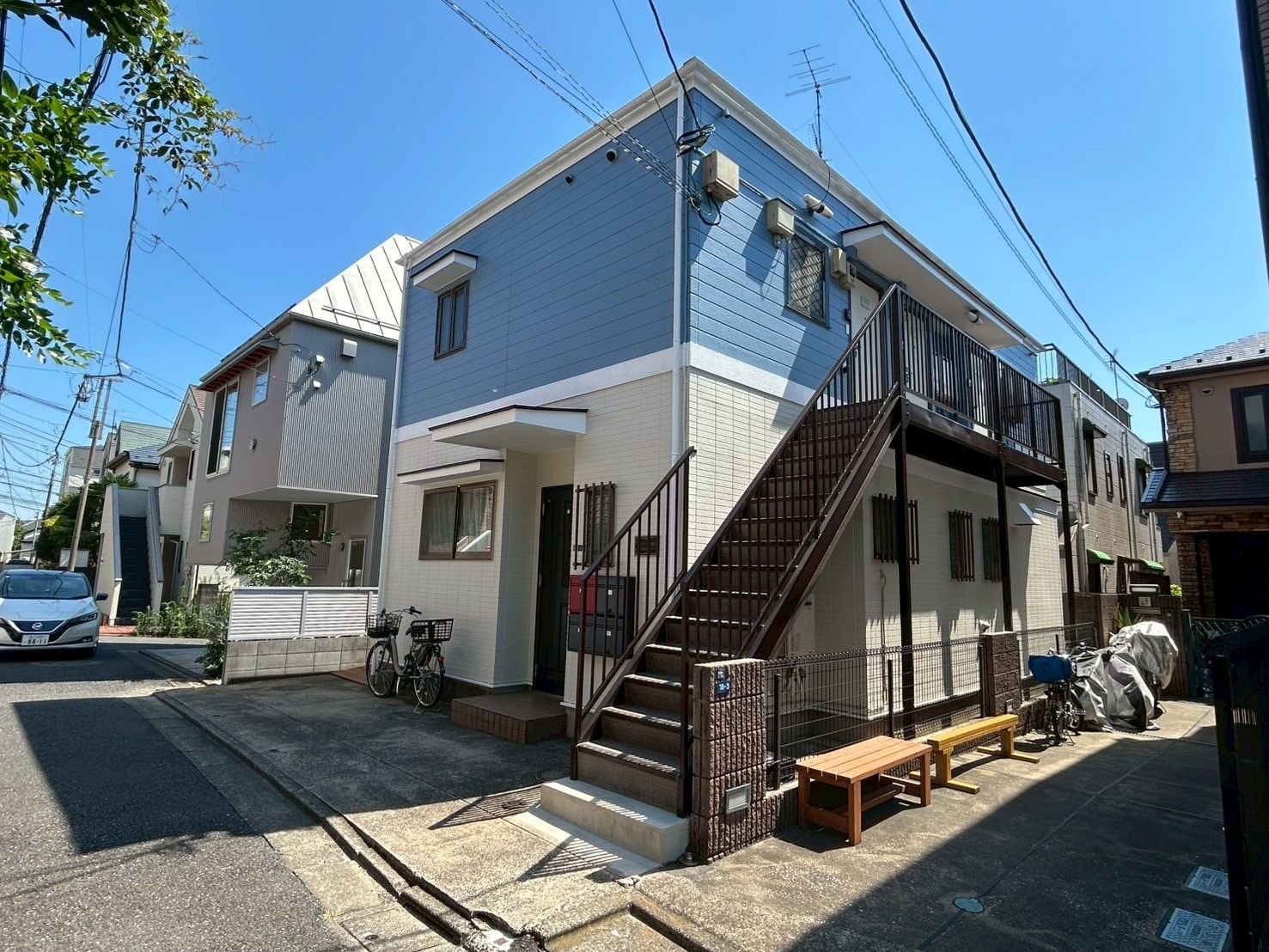 青い外壁の建物