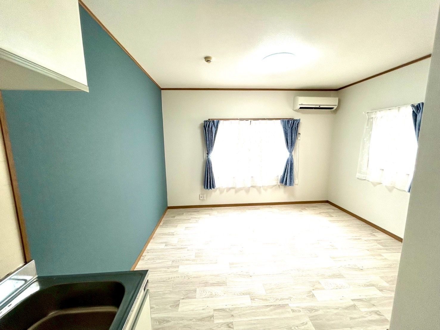 窓際の明るい部屋