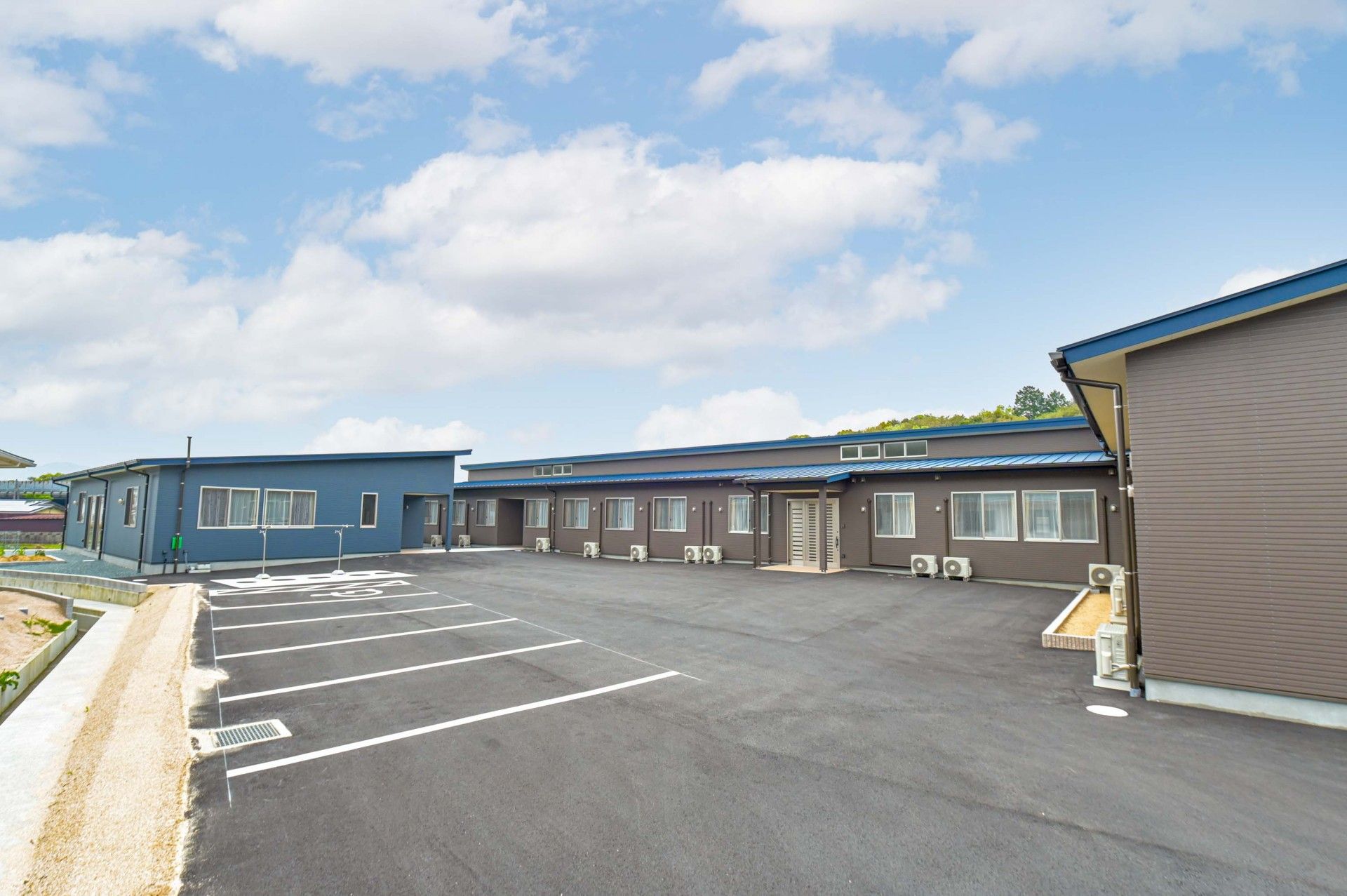広い駐車場の建物外観