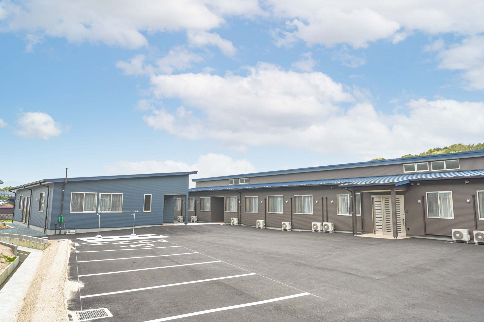 広い駐車場のある建物