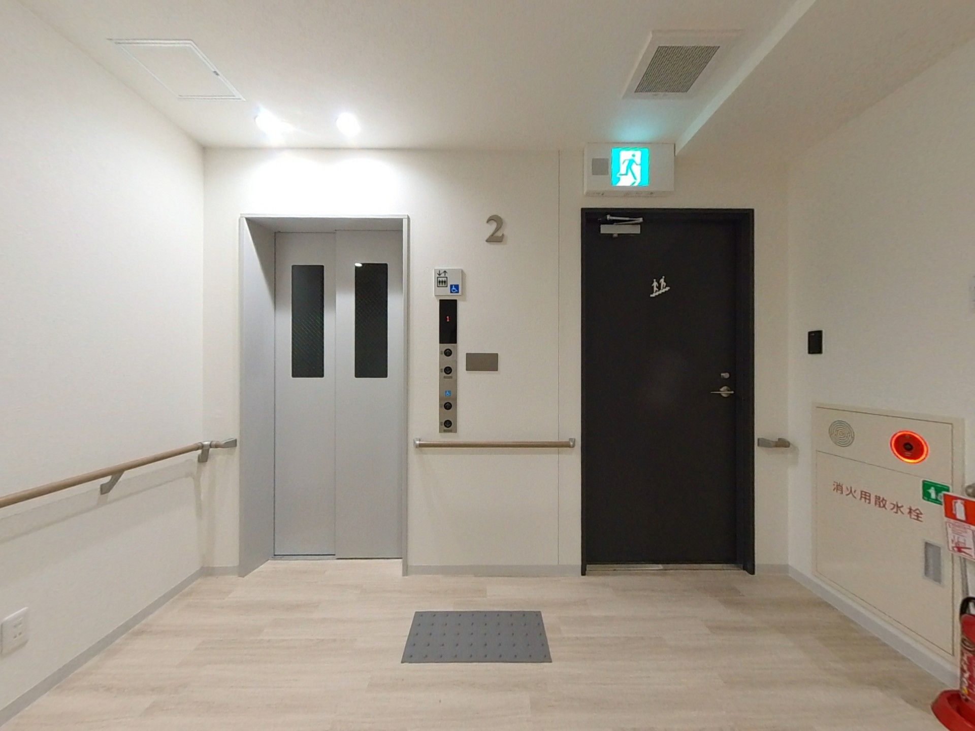 エレベーターと非常口の廊下