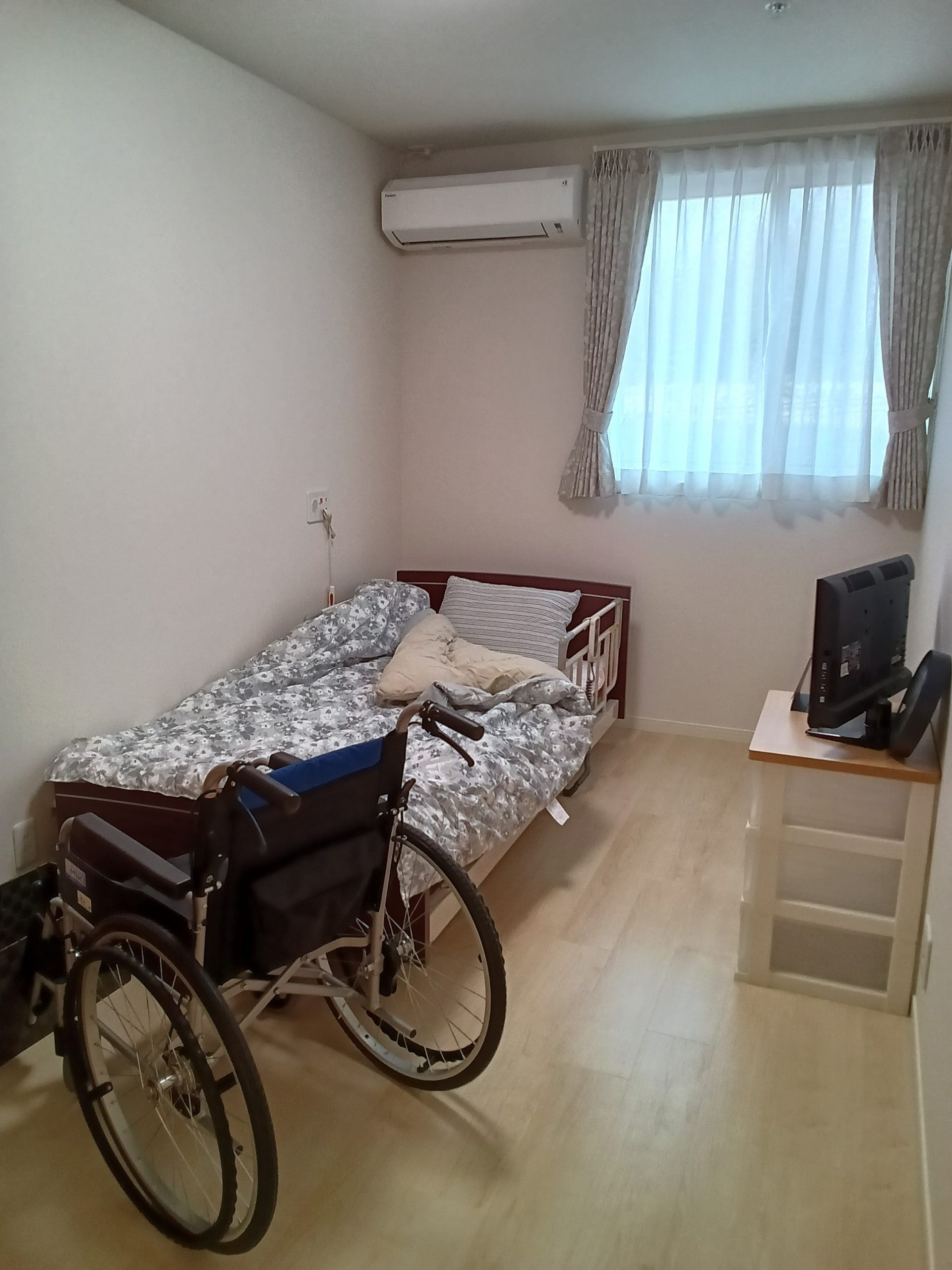 車椅子とベッドの部屋