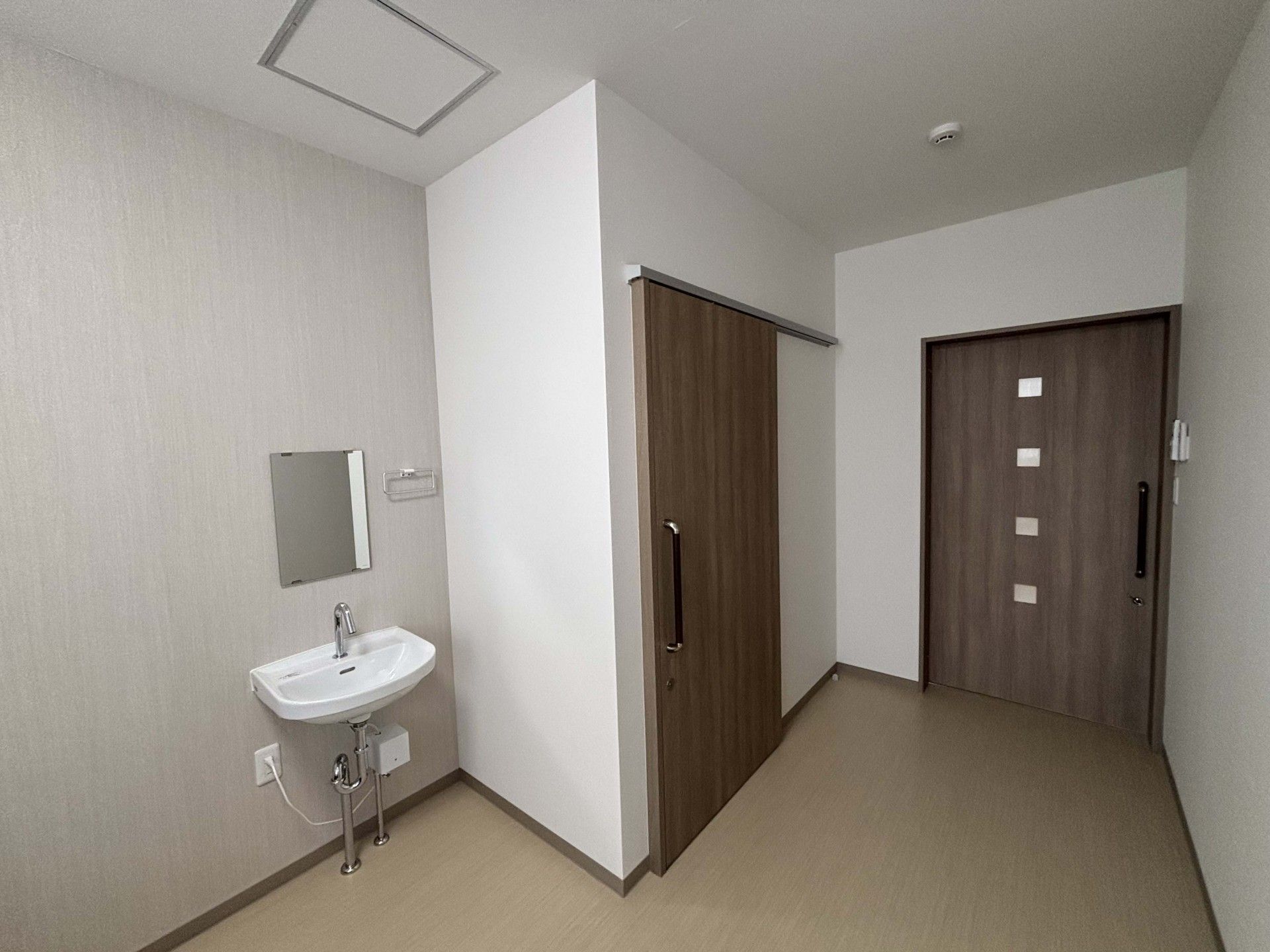 洗面台とドアのある空間