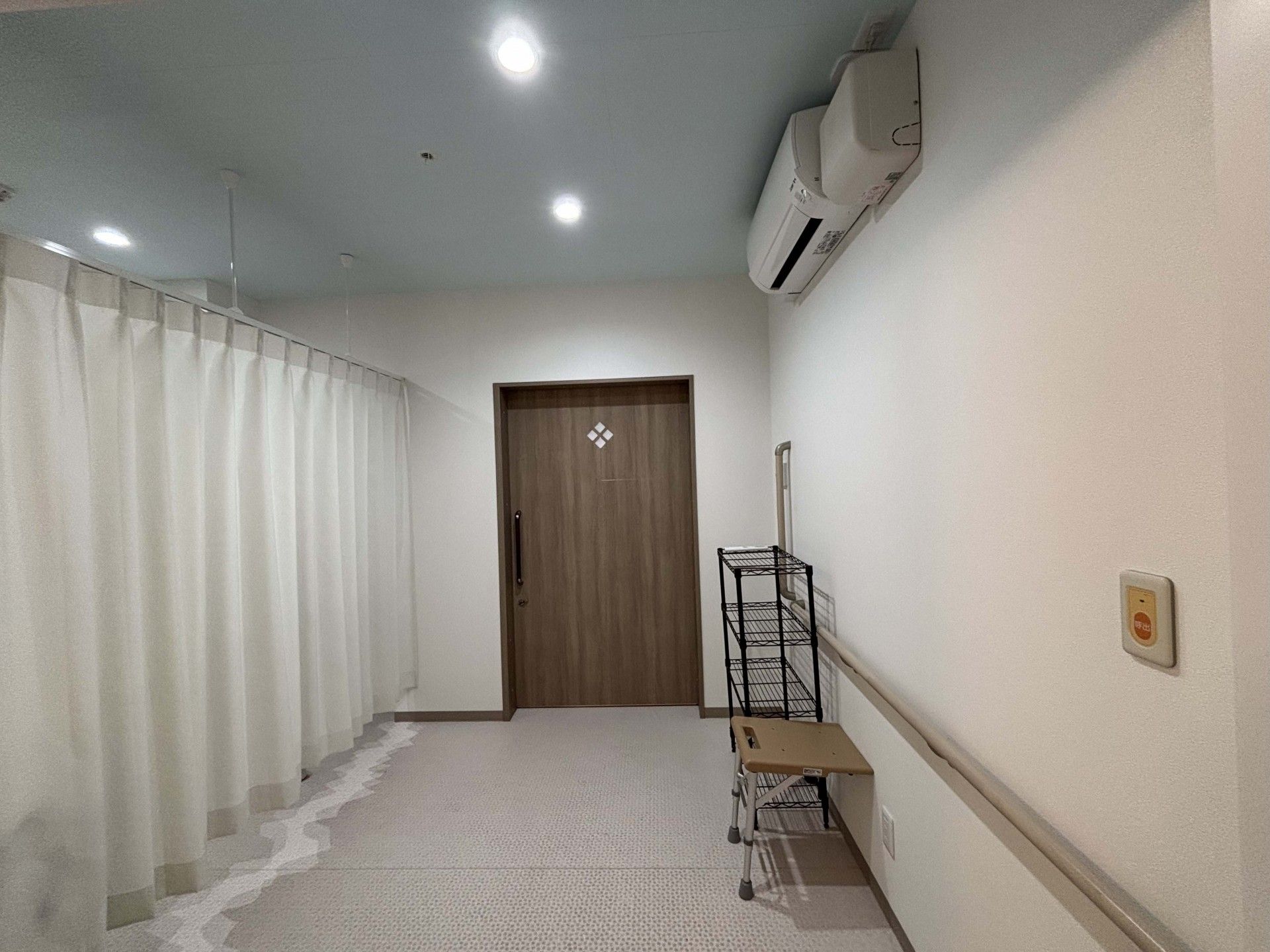カーテンと扉のある廊下