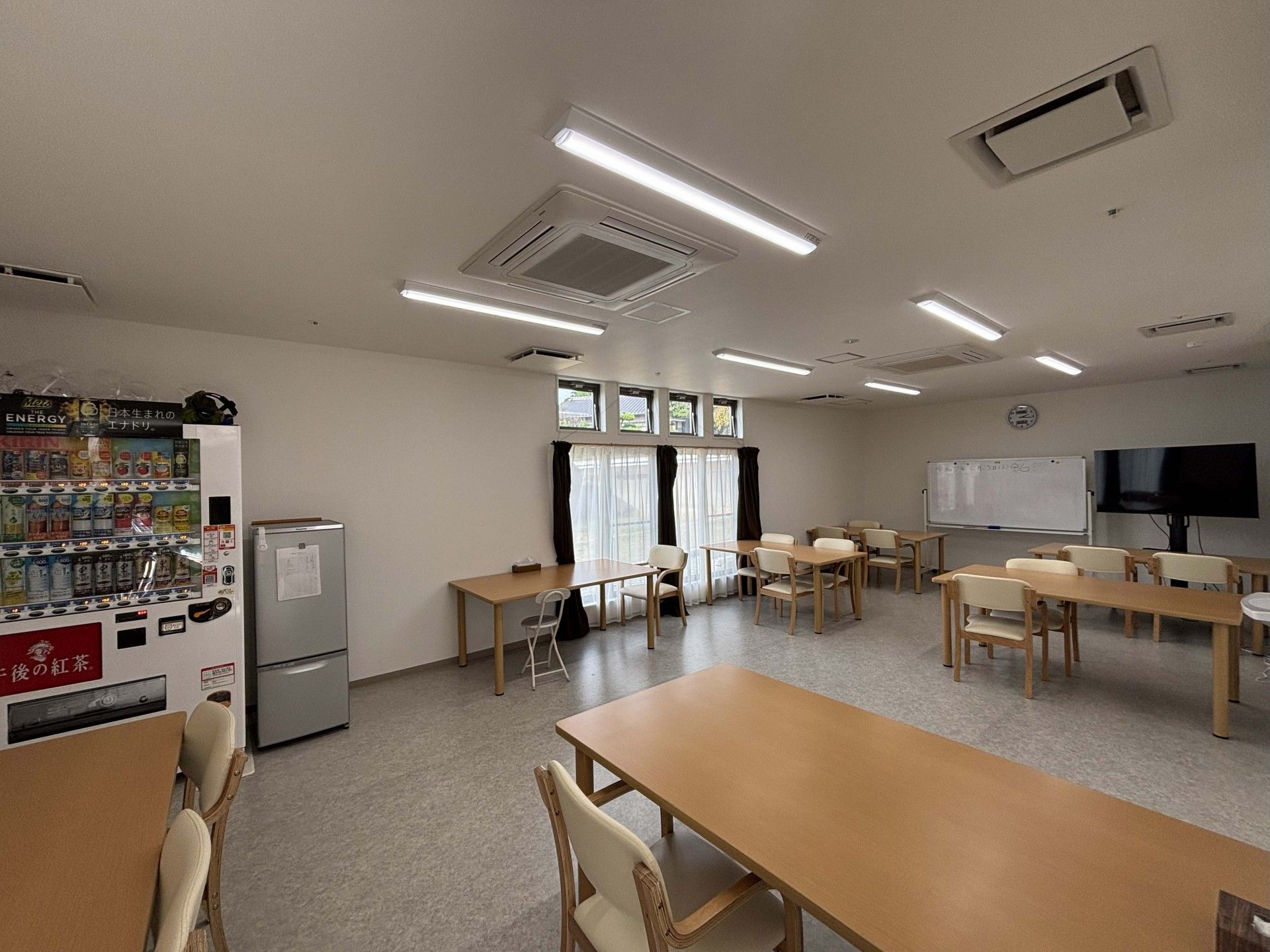 庭で交流する男性と女性