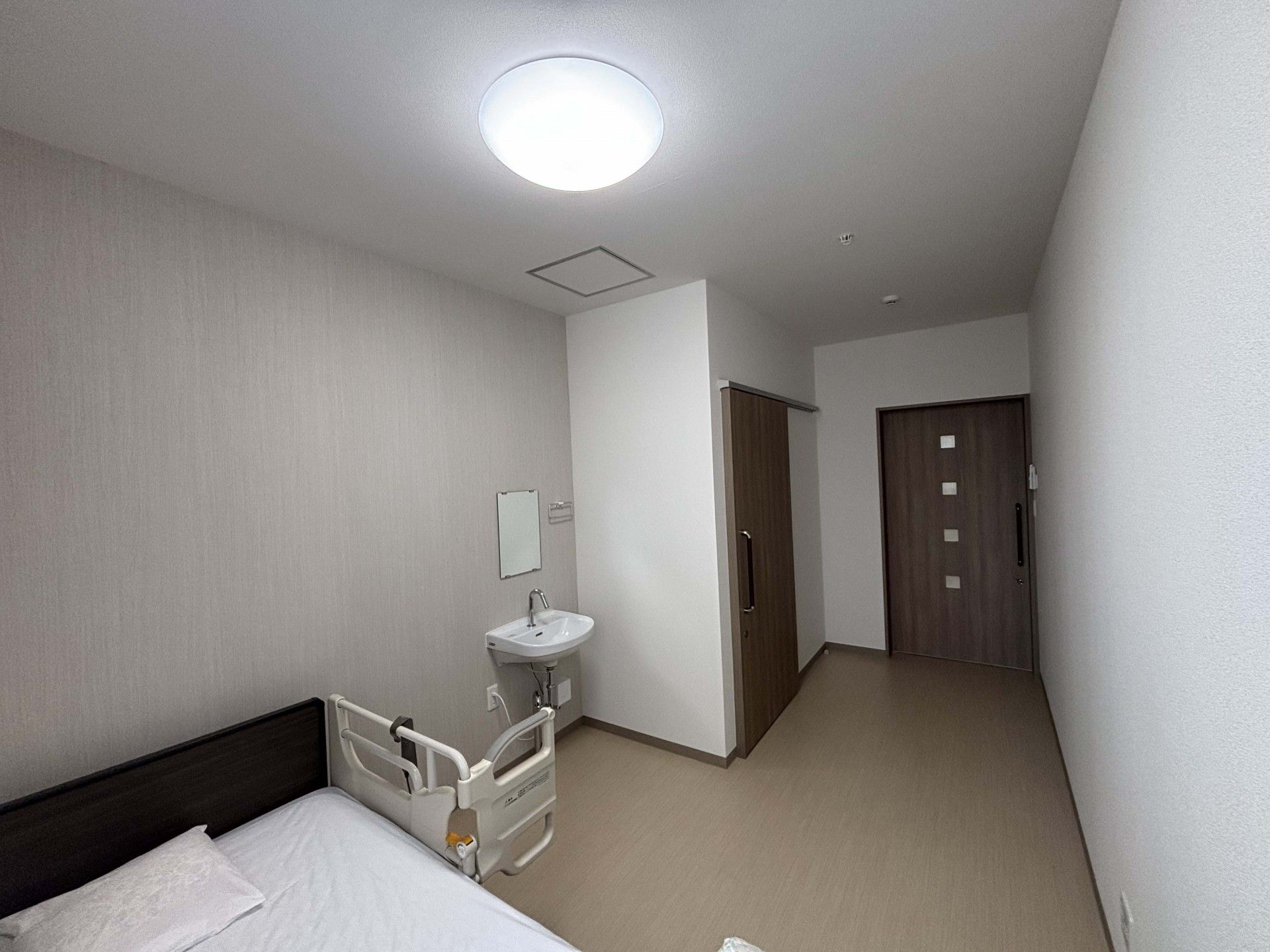 新聞を読む高齢の男性