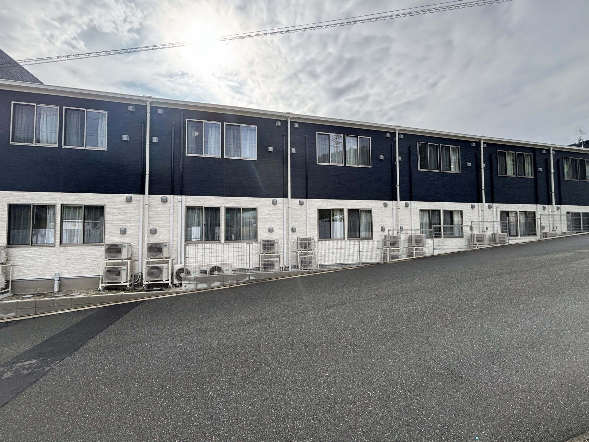 日差しを浴びる建物外観