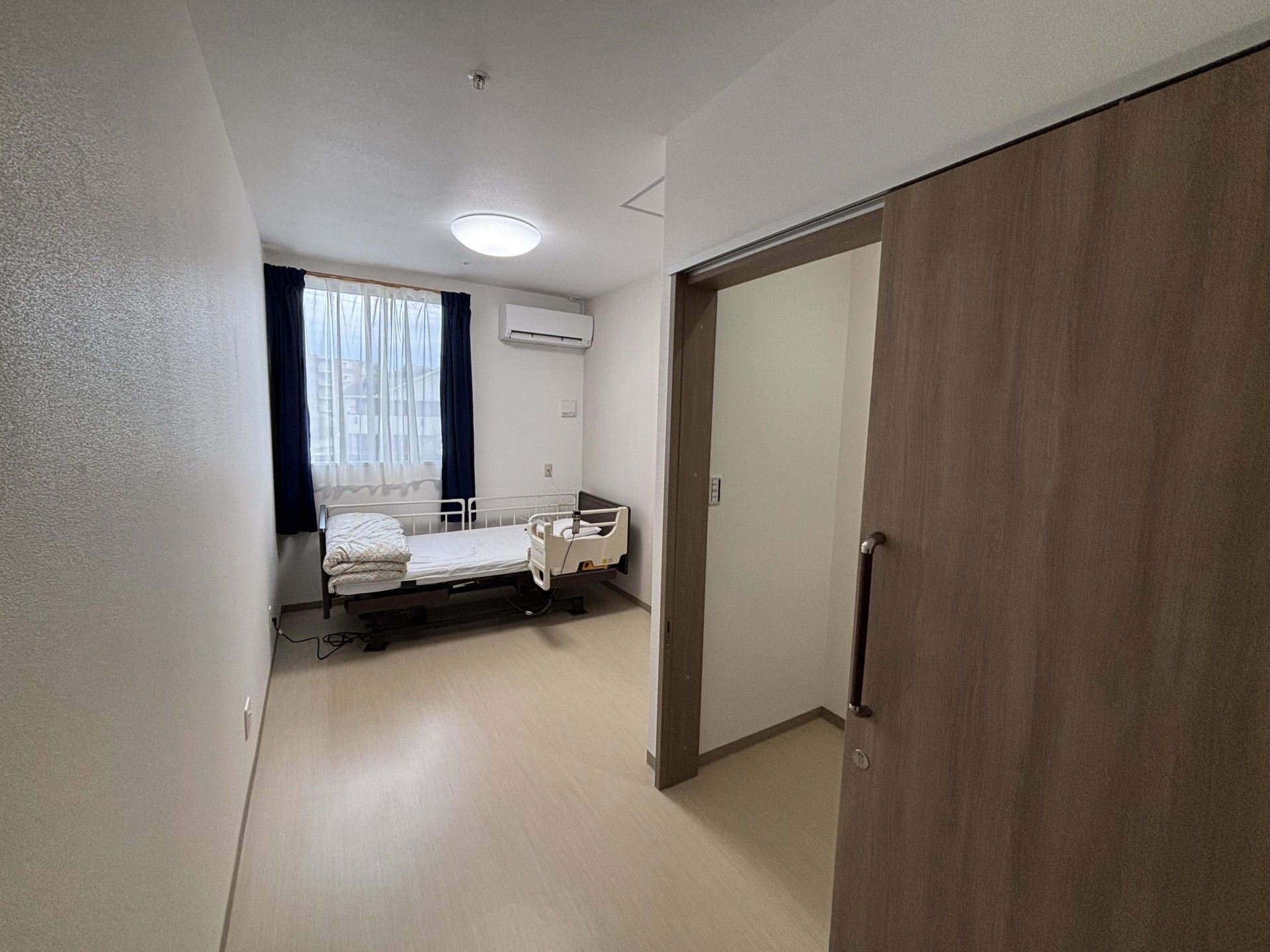 シンプルな個室の様子