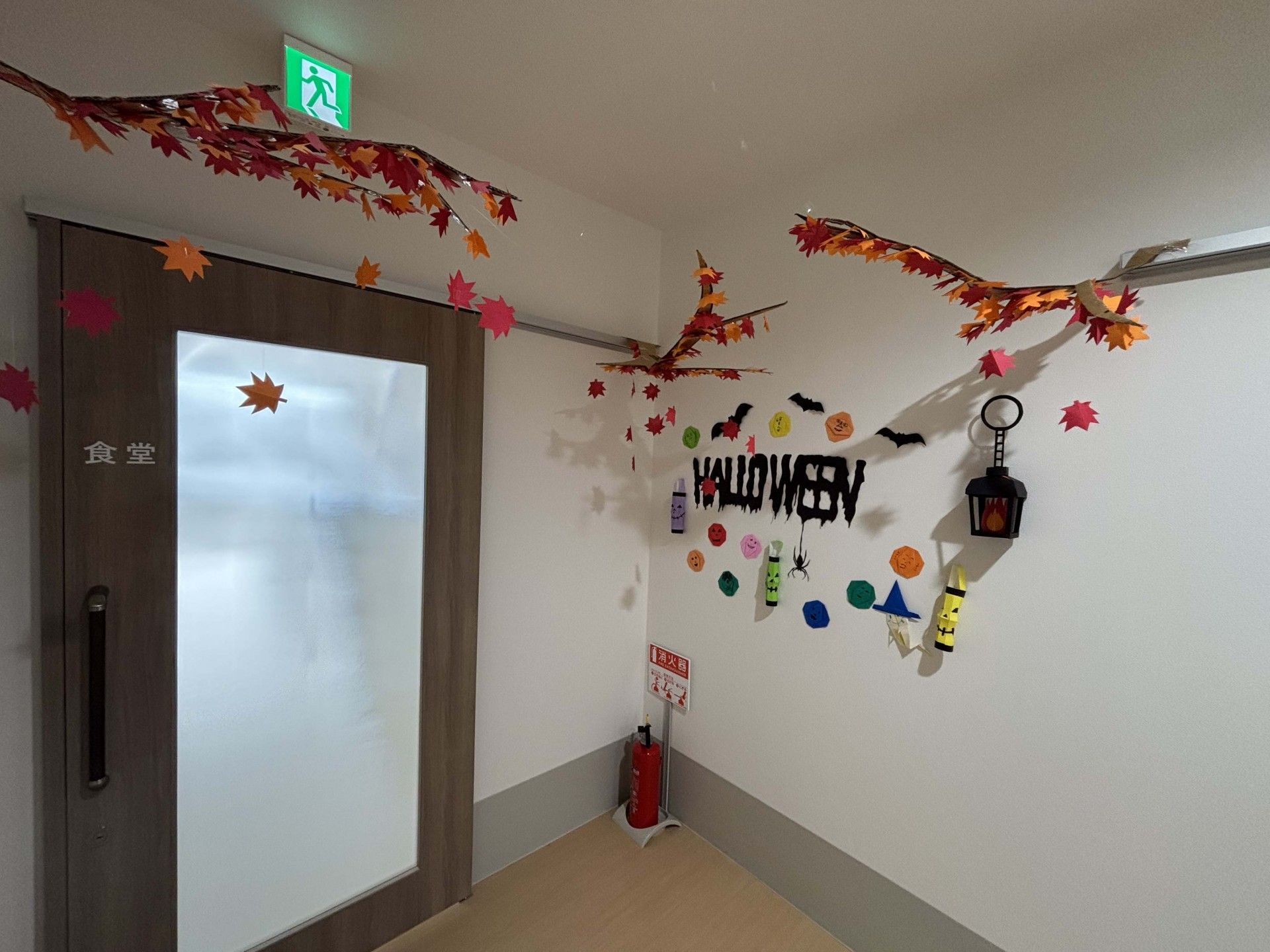 季節の飾りがある廊下