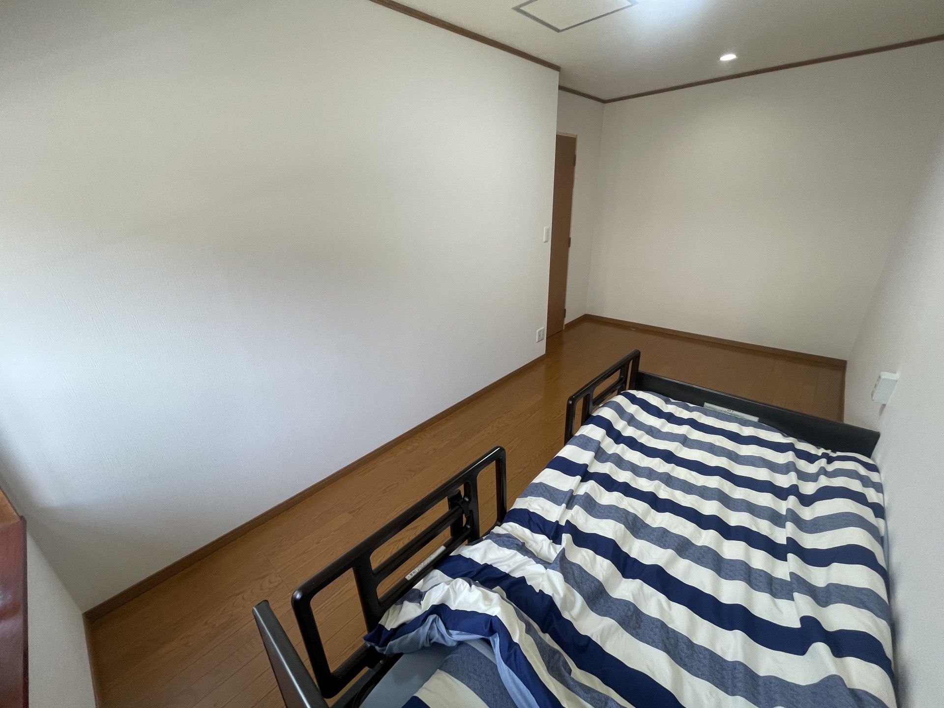 シンプルな個室のベッド