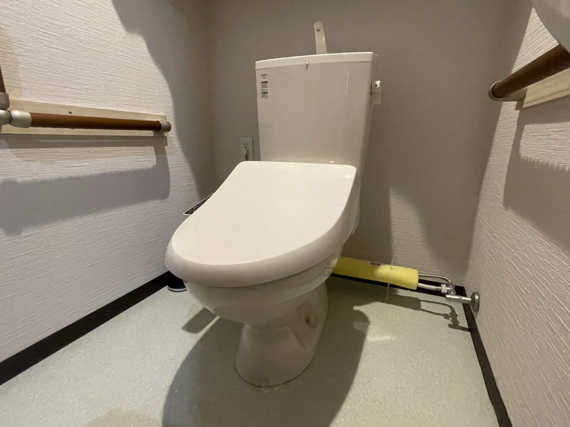 手すり付きのトイレ