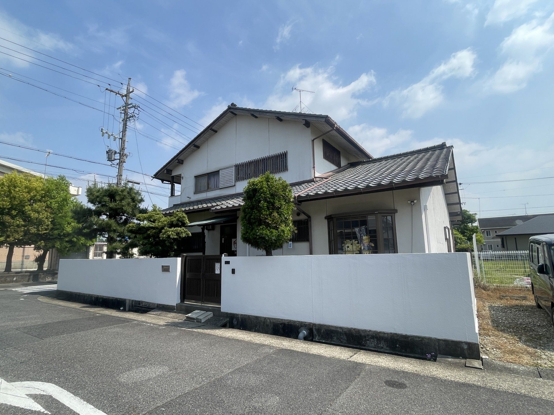 落ち着いた外観の建物