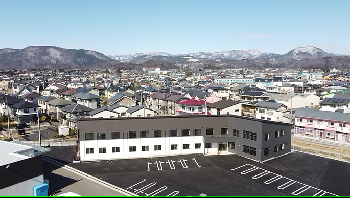 周囲の景色が広がる建物