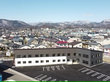 周囲の景色が広がる建物