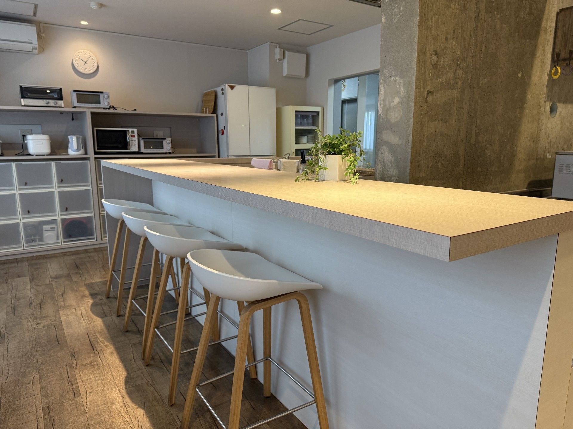 カウンターと椅子のある空間