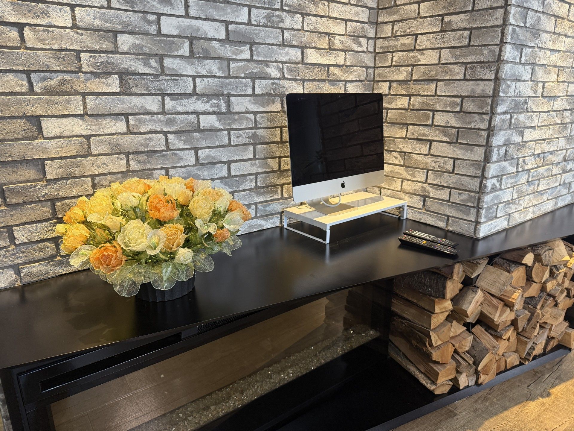 花とパソコンのある棚