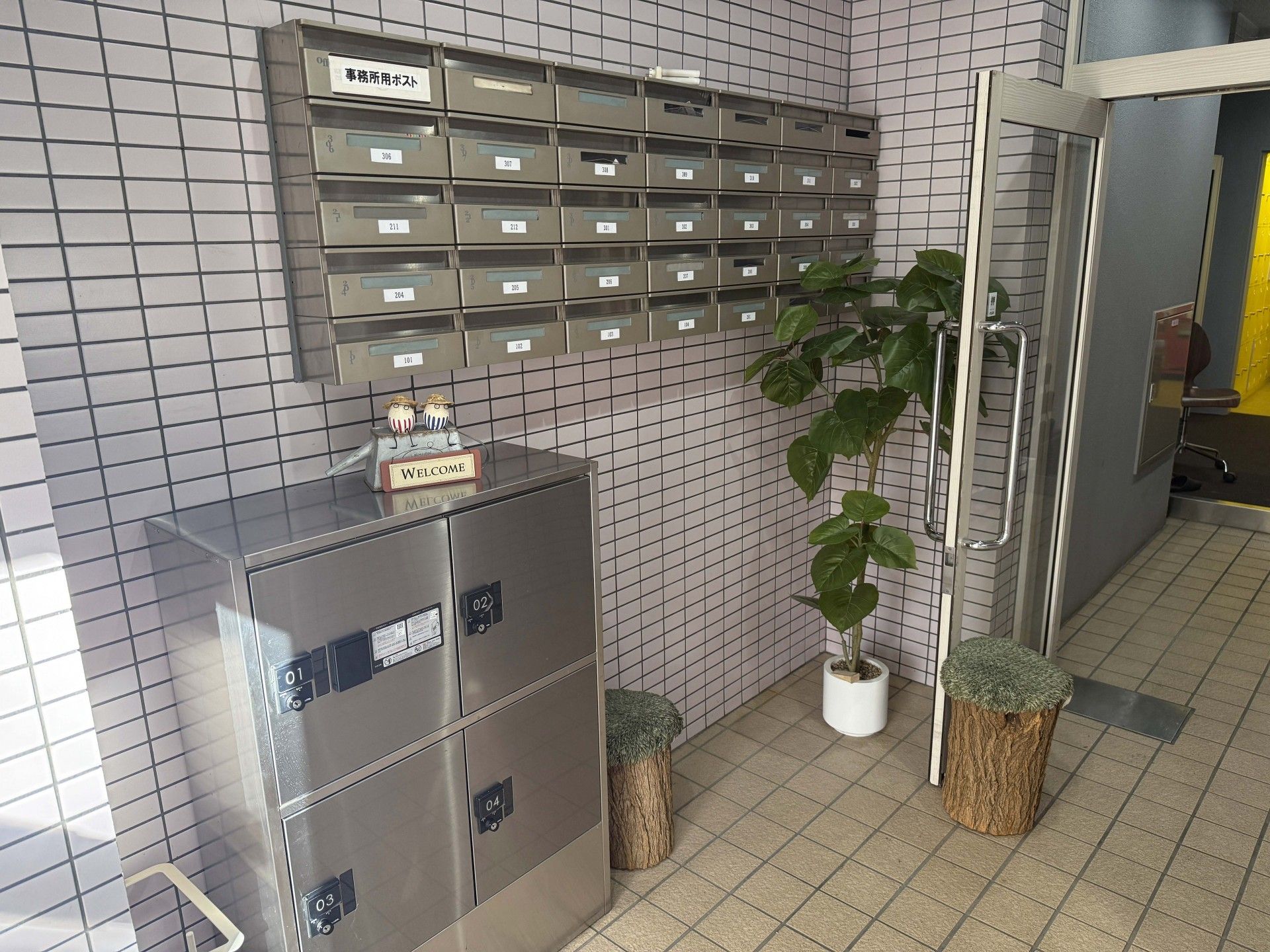 郵便受けとロッカーのある入口