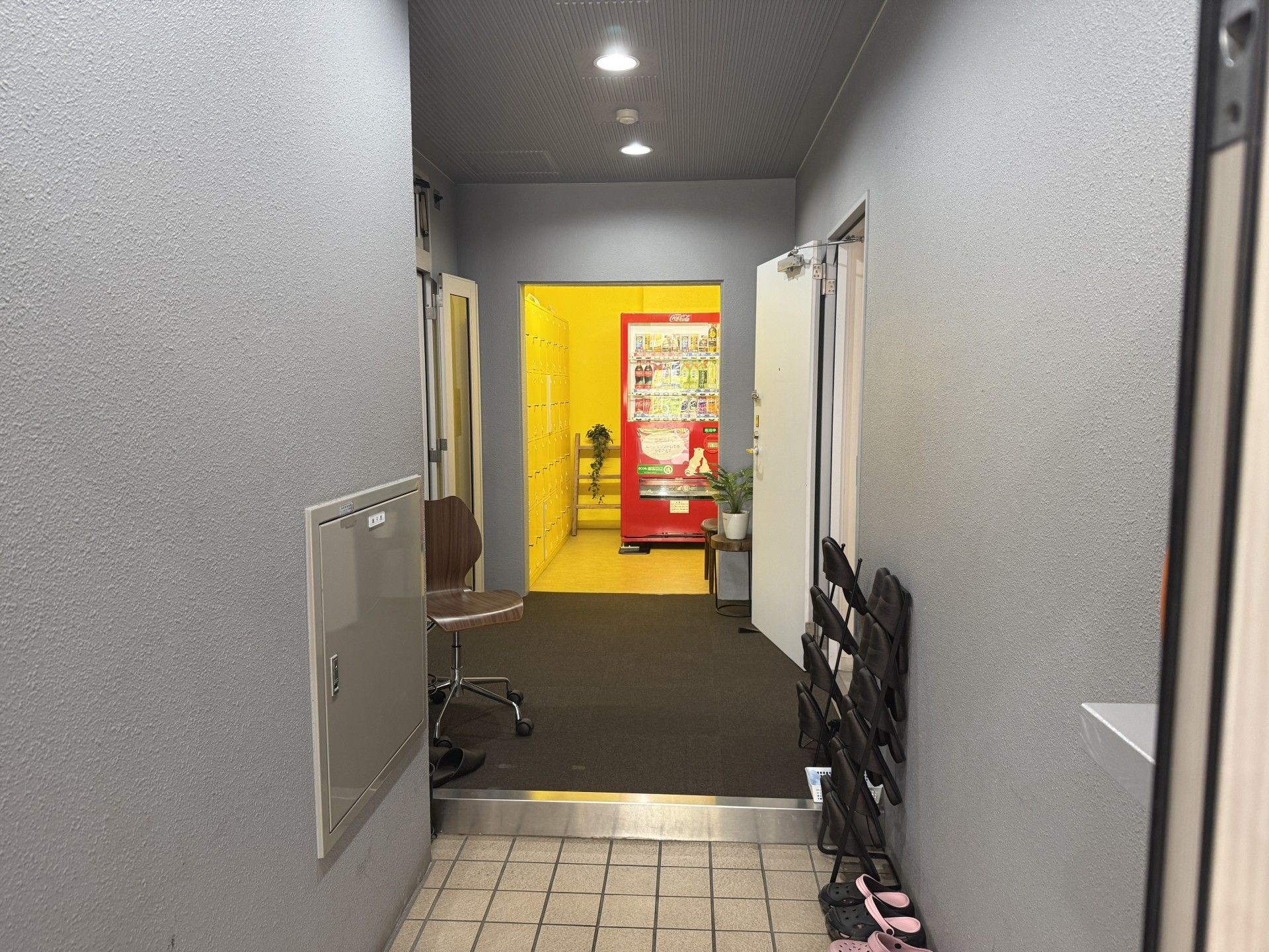 自動販売機のある廊下