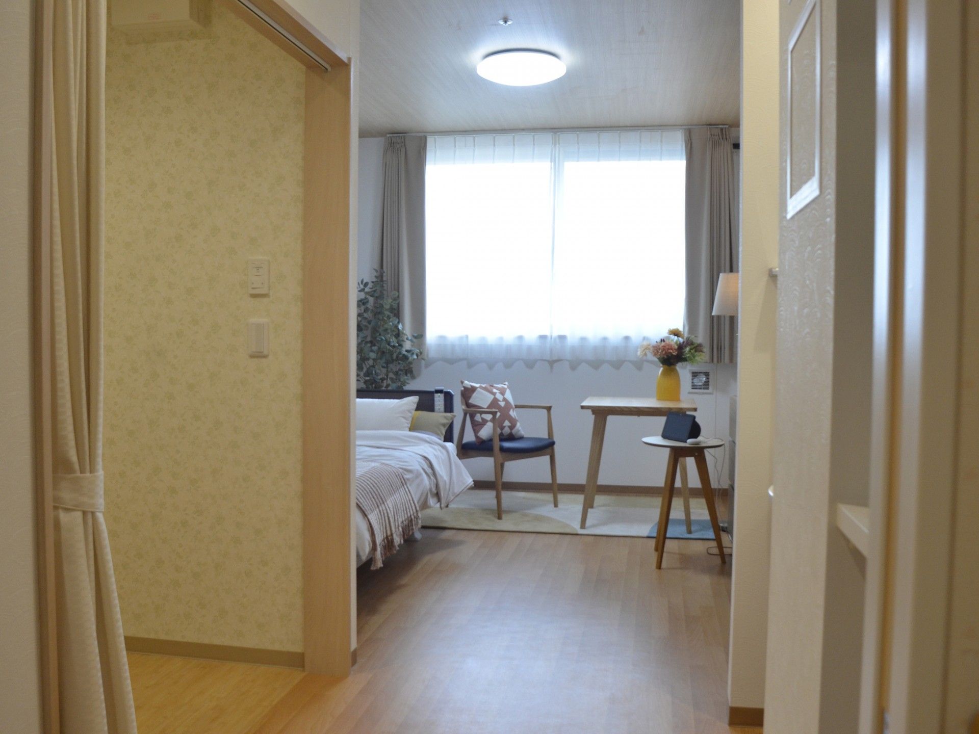 明るい個室の入口