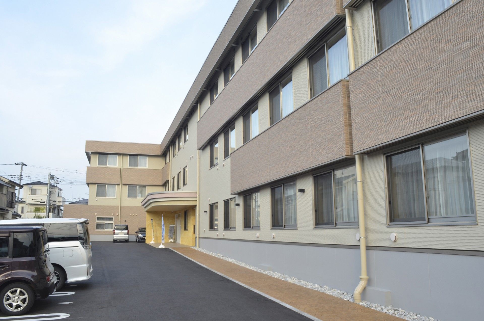 駐車場と建物の外観