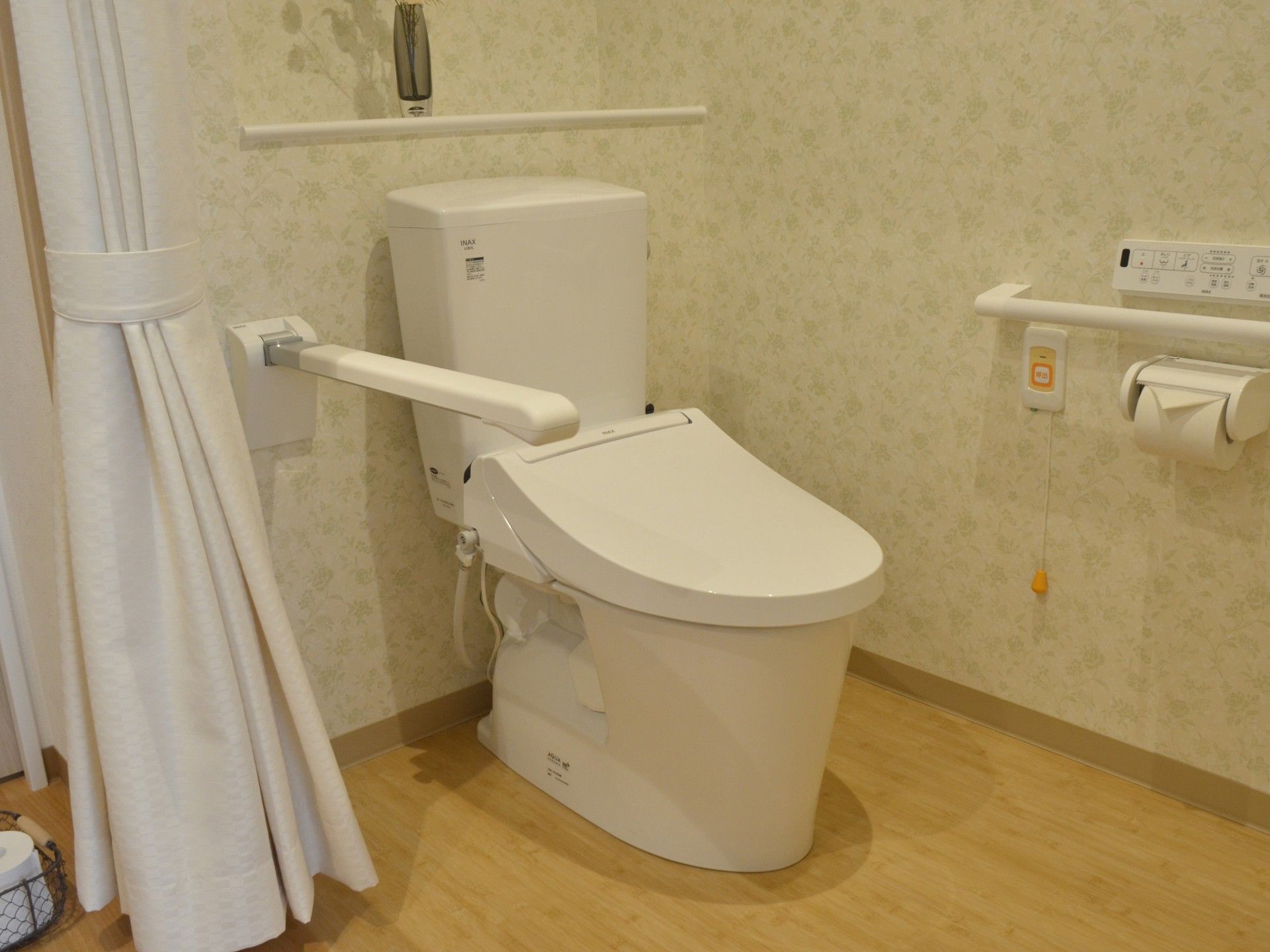 手すり付きのトイレ