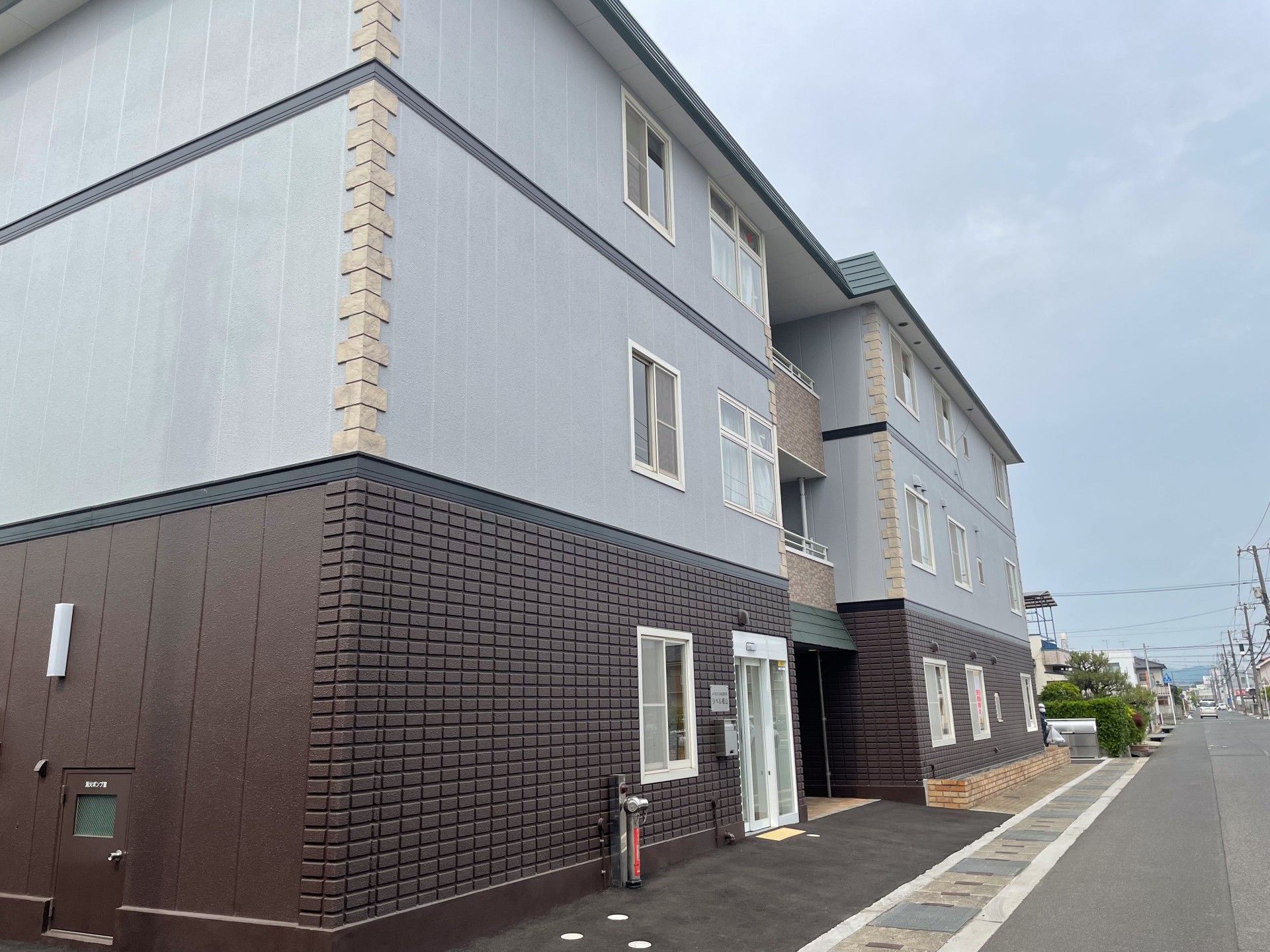 落ち着いた外観の建物
