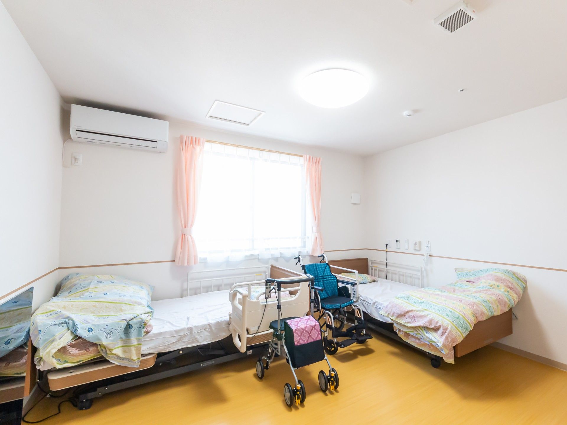明るい二人部屋